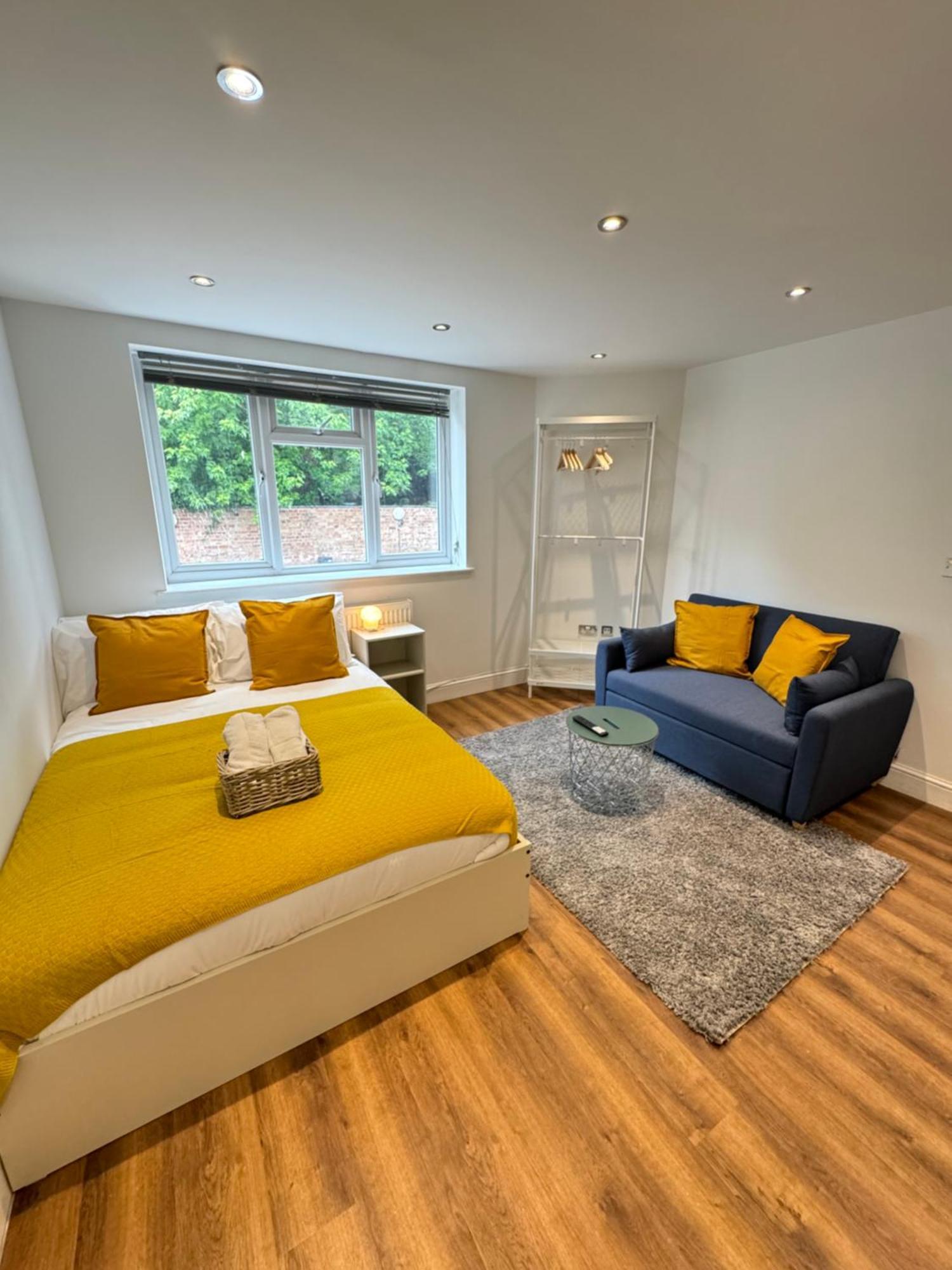 En-suite Bedroom For Up To 4! Sofa Bed - Near Stratford Pensión