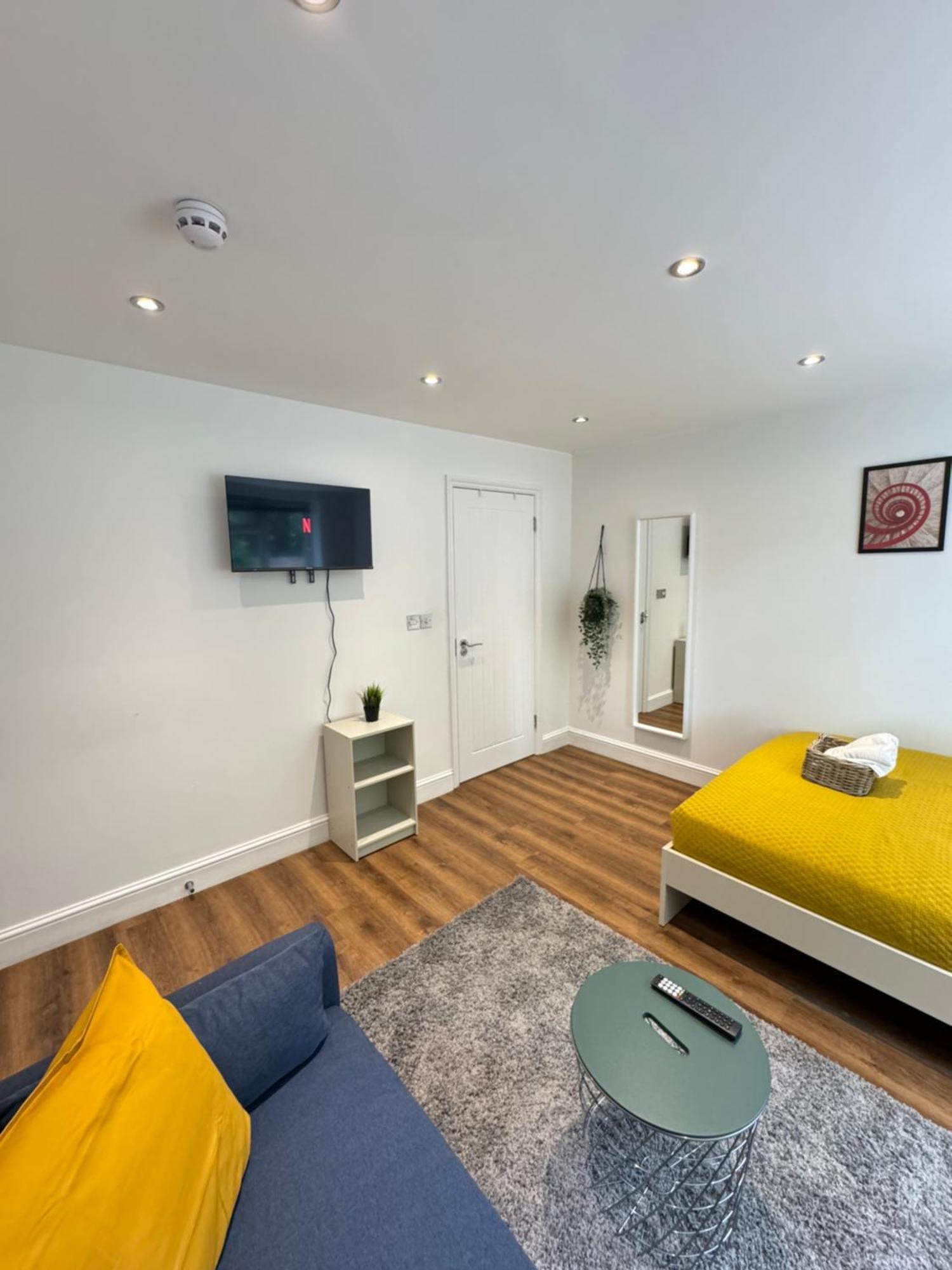 Guest house En-suite Bedroom For Up To 4! Sofa Bed - Near Stratford