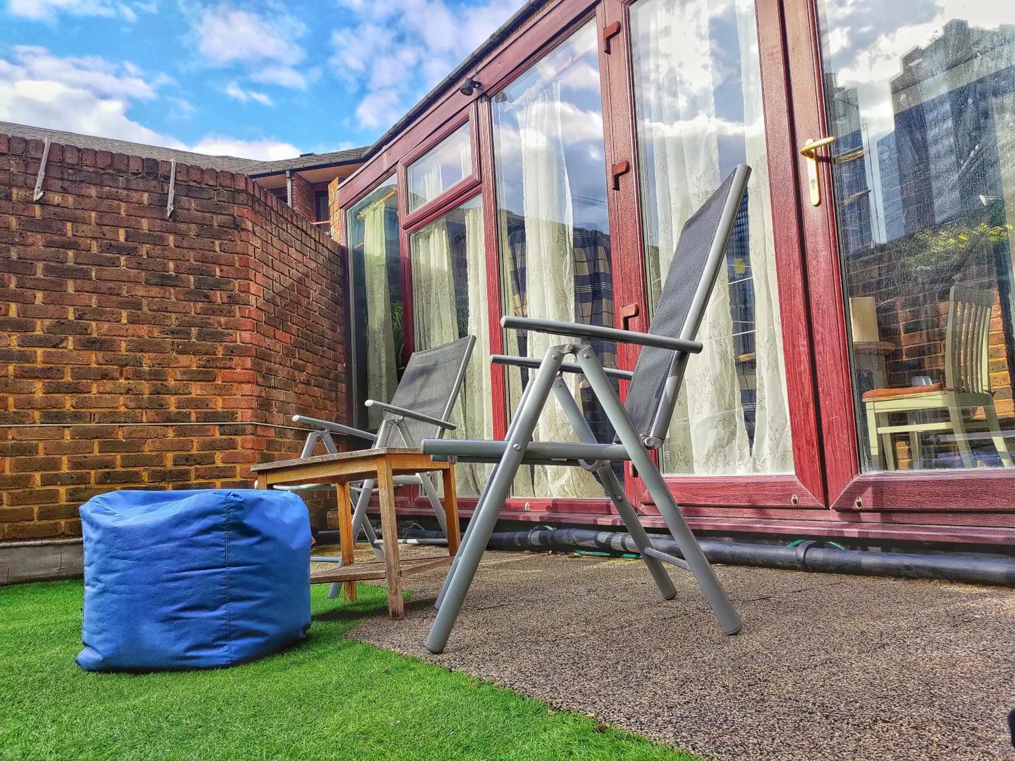 Cozy Ensuite In Authentic With Garden Terrace In Prime Location Just East Of Homestay