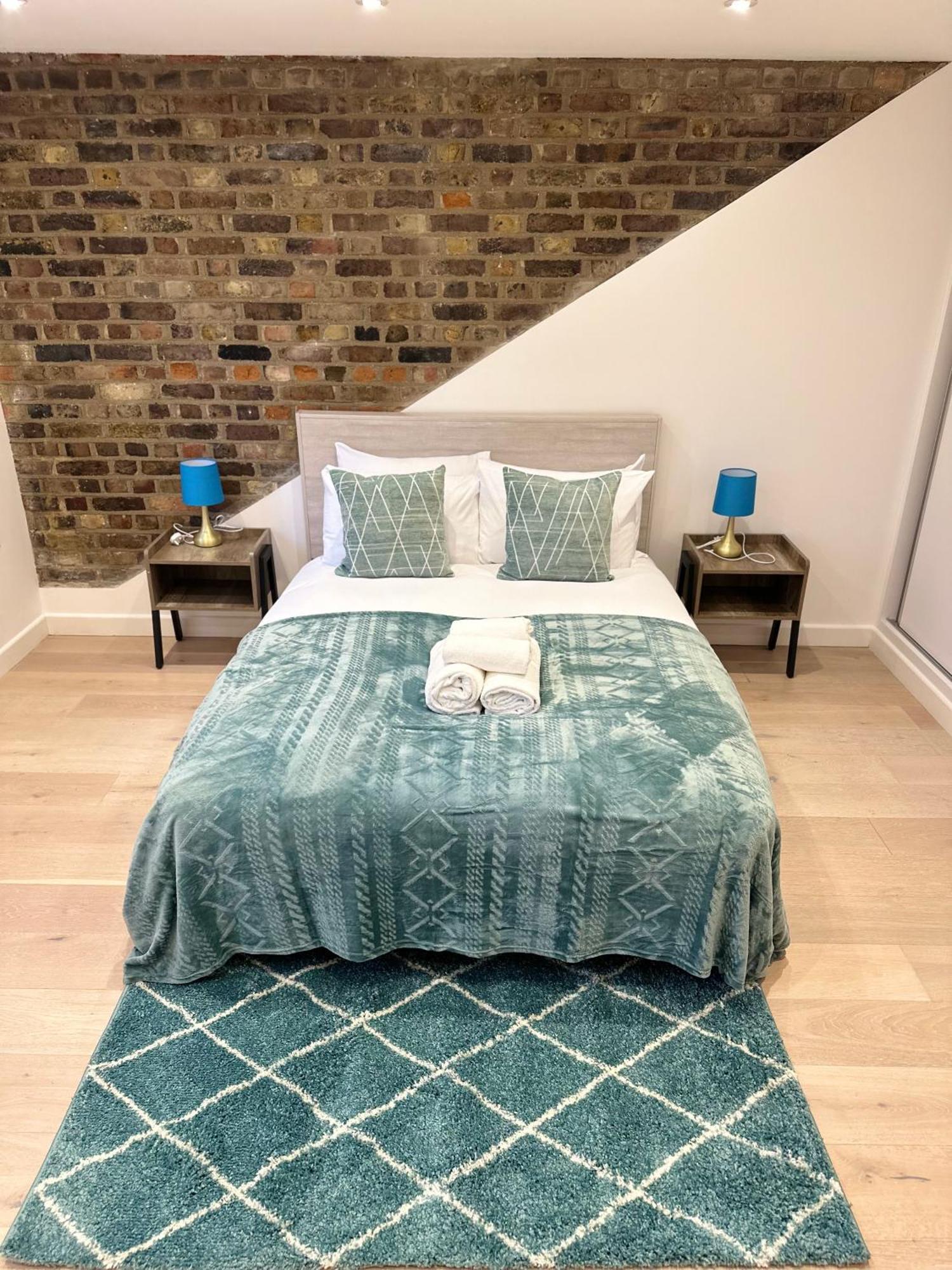 2-bed, 2-bathroom Split Level Flat In Hackney With 2 Balconies Apartment