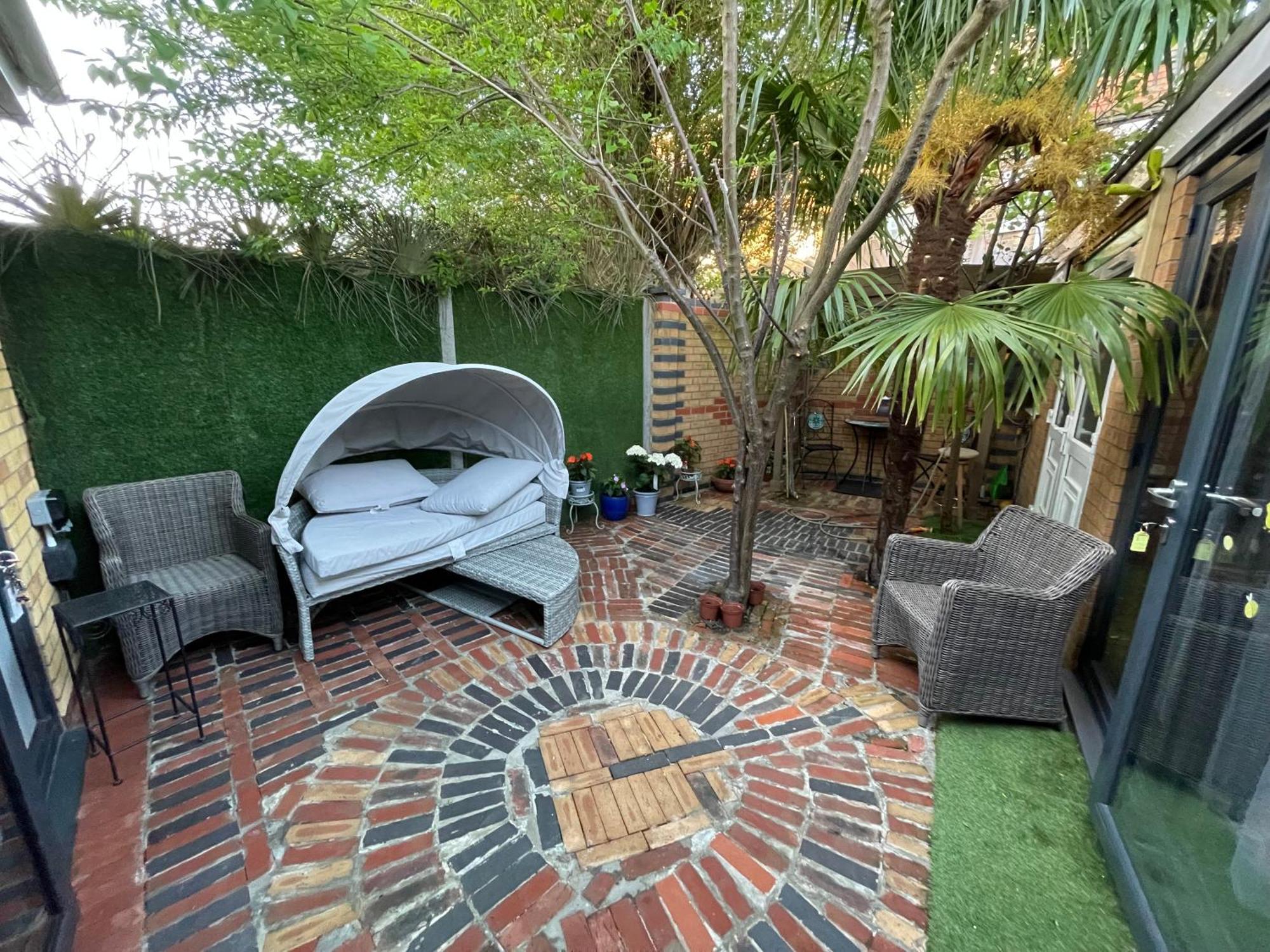 Luxe Quartet: Spacious 4-bed Retreat Near Elizabeth Line *
