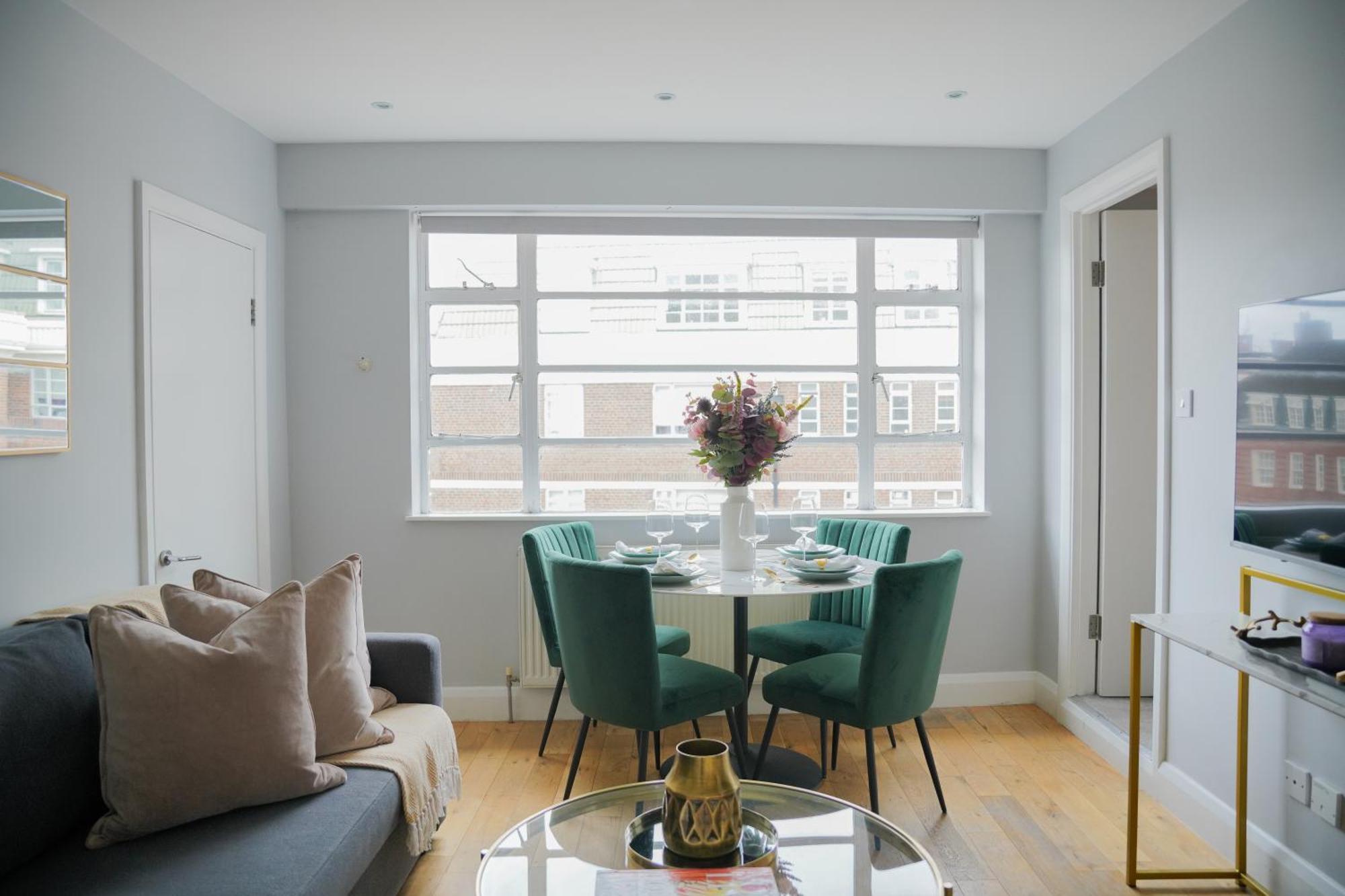 Art-deco In Very Popular Chelsea Area * London