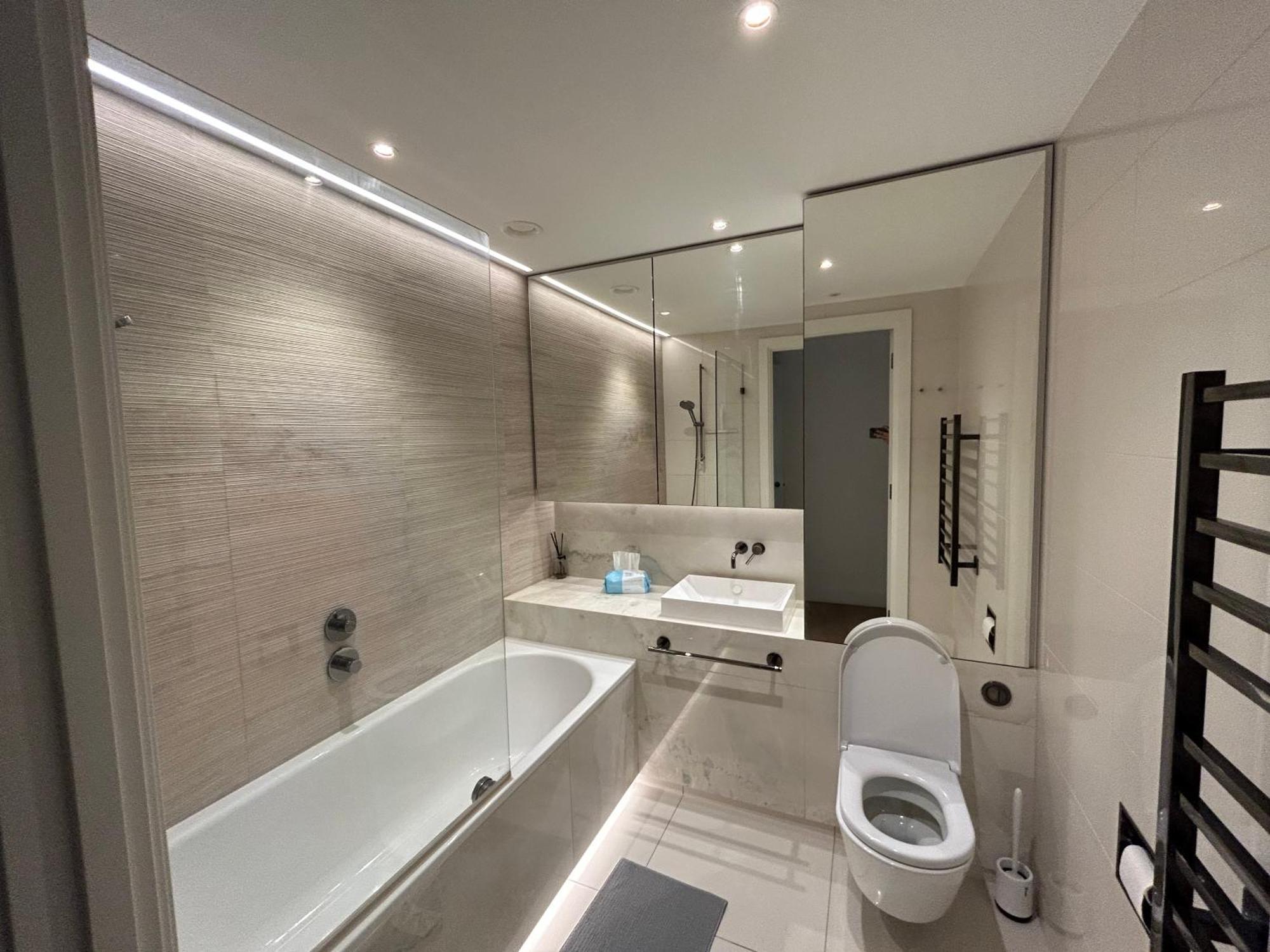 Luxury Modern 2bd 2ba White Living London