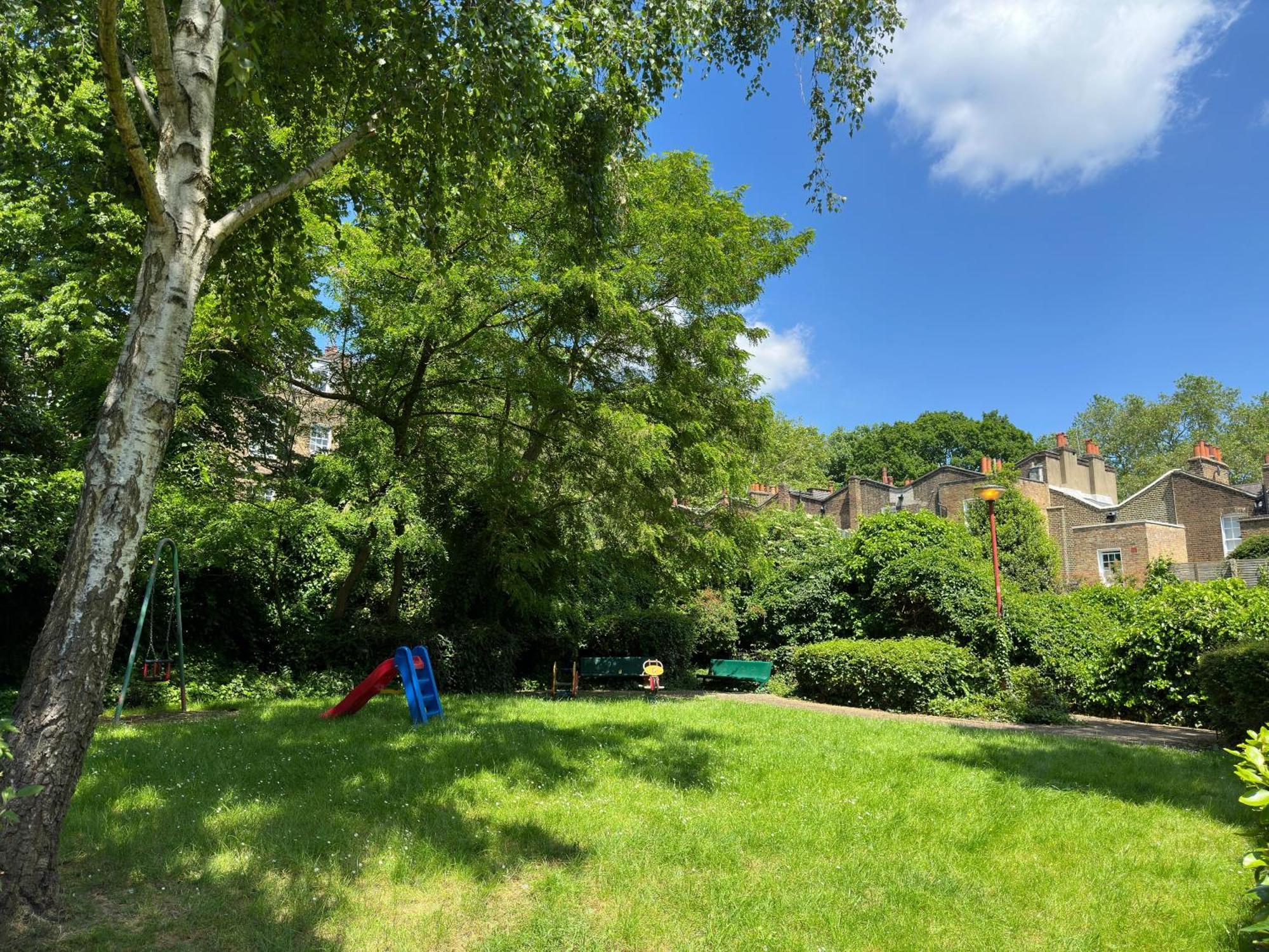 Charming 2-bedroom Flat With Private Balcony Near Islington Station, Canonbury Apartment