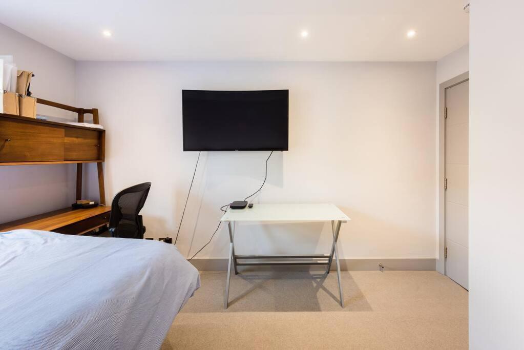 Luxurious & Modern 2 Bedroom Notting Hill Townhouse Apartment