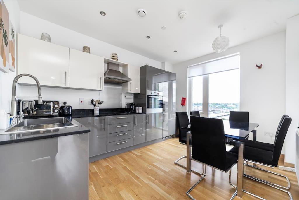 Modern 1-bed With Panoramic View In Londres