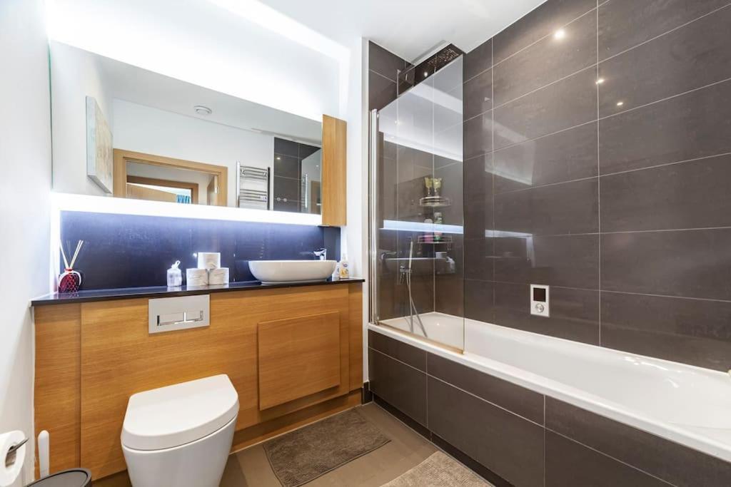 Modern 1-bed With Panoramic View In * Londres