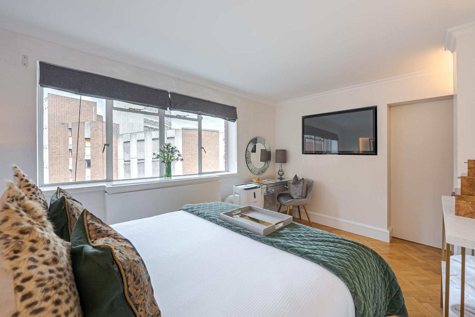 Charming 2 Bed Flat In Knightsbridge London Balcony View Of Harrods *