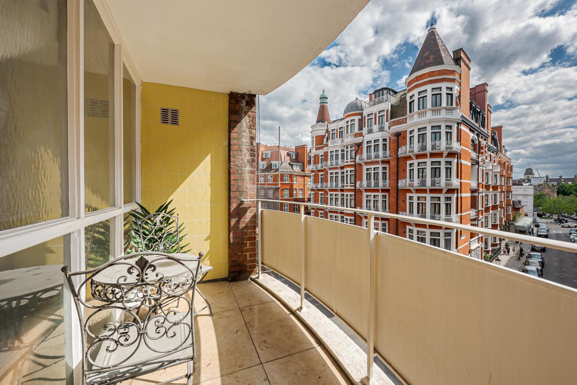 Apartment Charming 2 Bed Flat In Knightsbridge London Balcony View Of Harrods