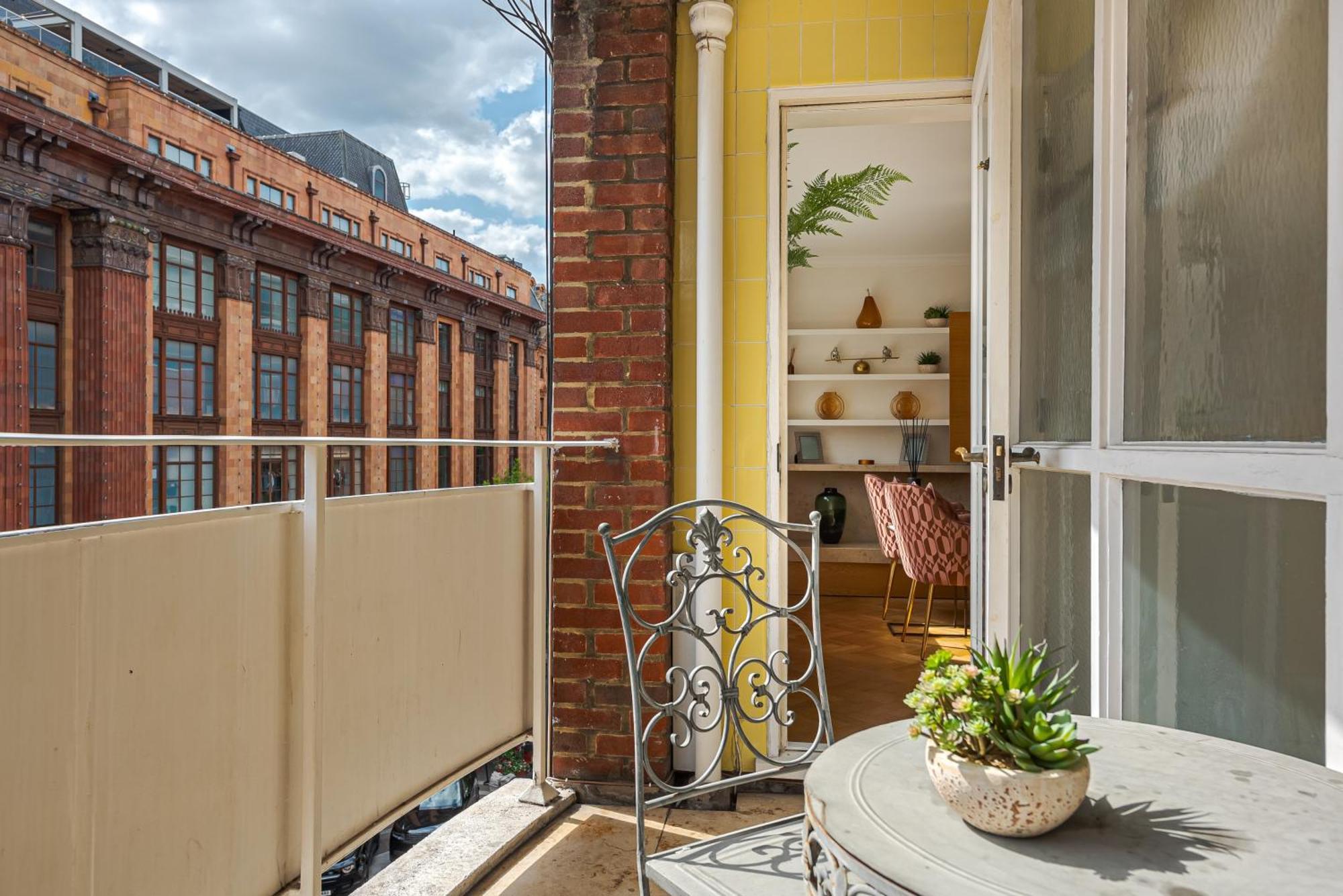 Charming 2 Bed Flat In Knightsbridge London Balcony View Of Harrods Apartment