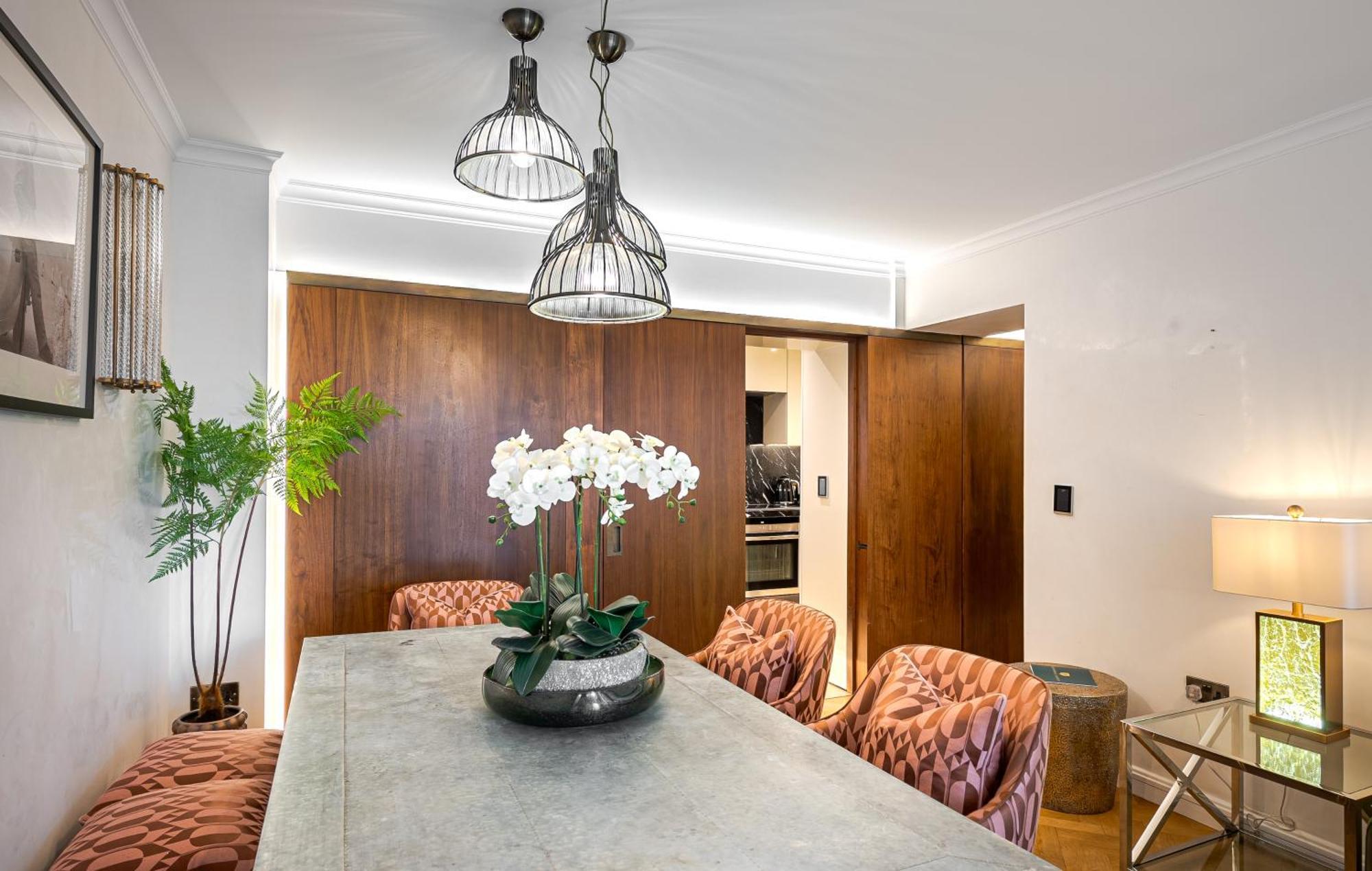 Charming 2 Bed Flat In Knightsbridge London Balcony View Of Harrods *