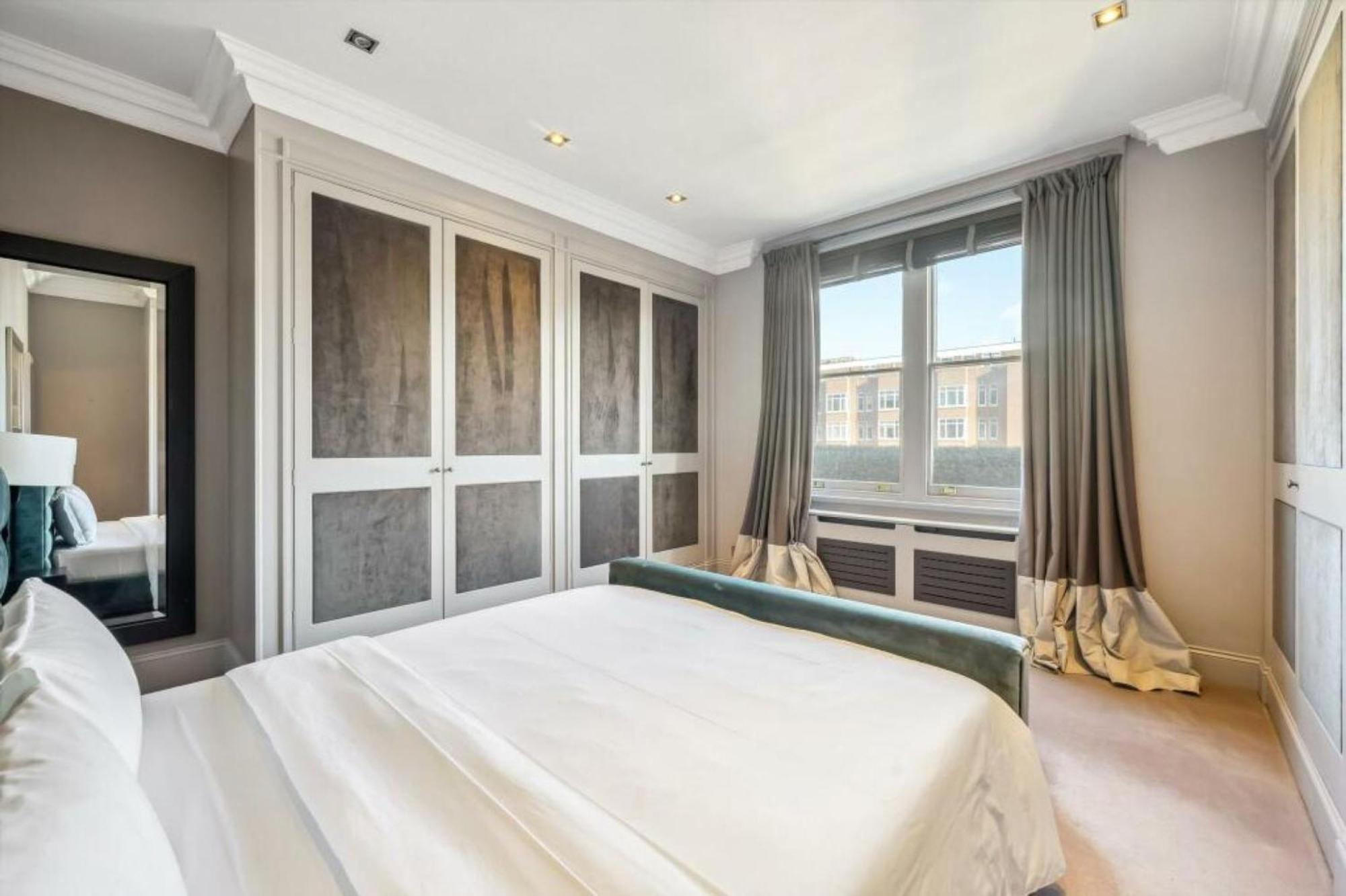 Knightsbridge Flat 3 Bed Apartment