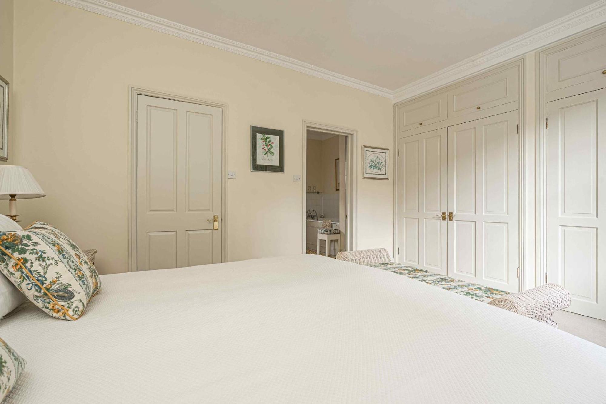 Exquisite Townhouse With Patio Apartment London