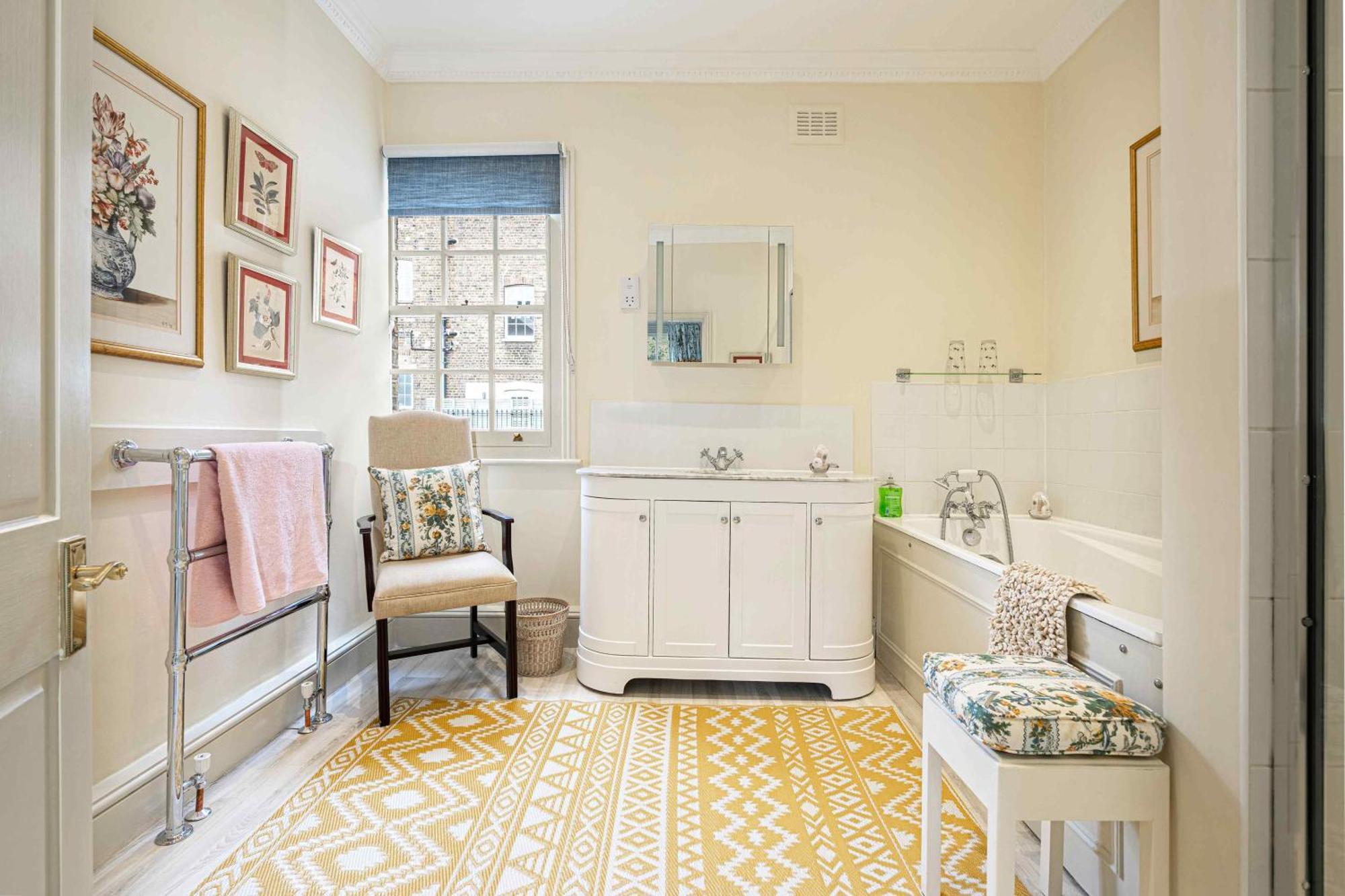 Exquisite Townhouse With Patio Apartment London