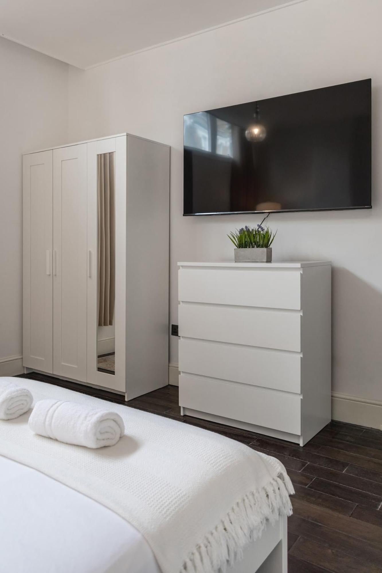Apartment Stylish By Eye With A Small Garden *