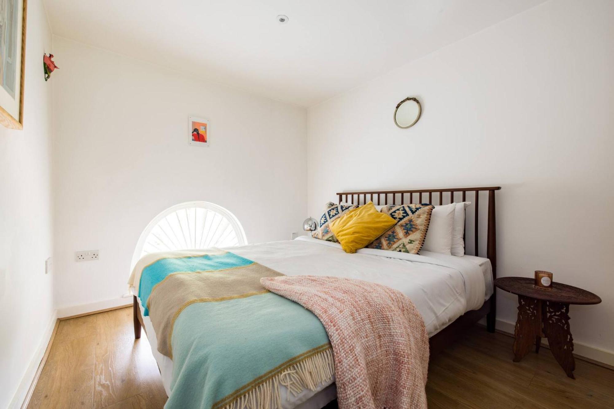 Wild Roses Serviced - Airport Apartment London