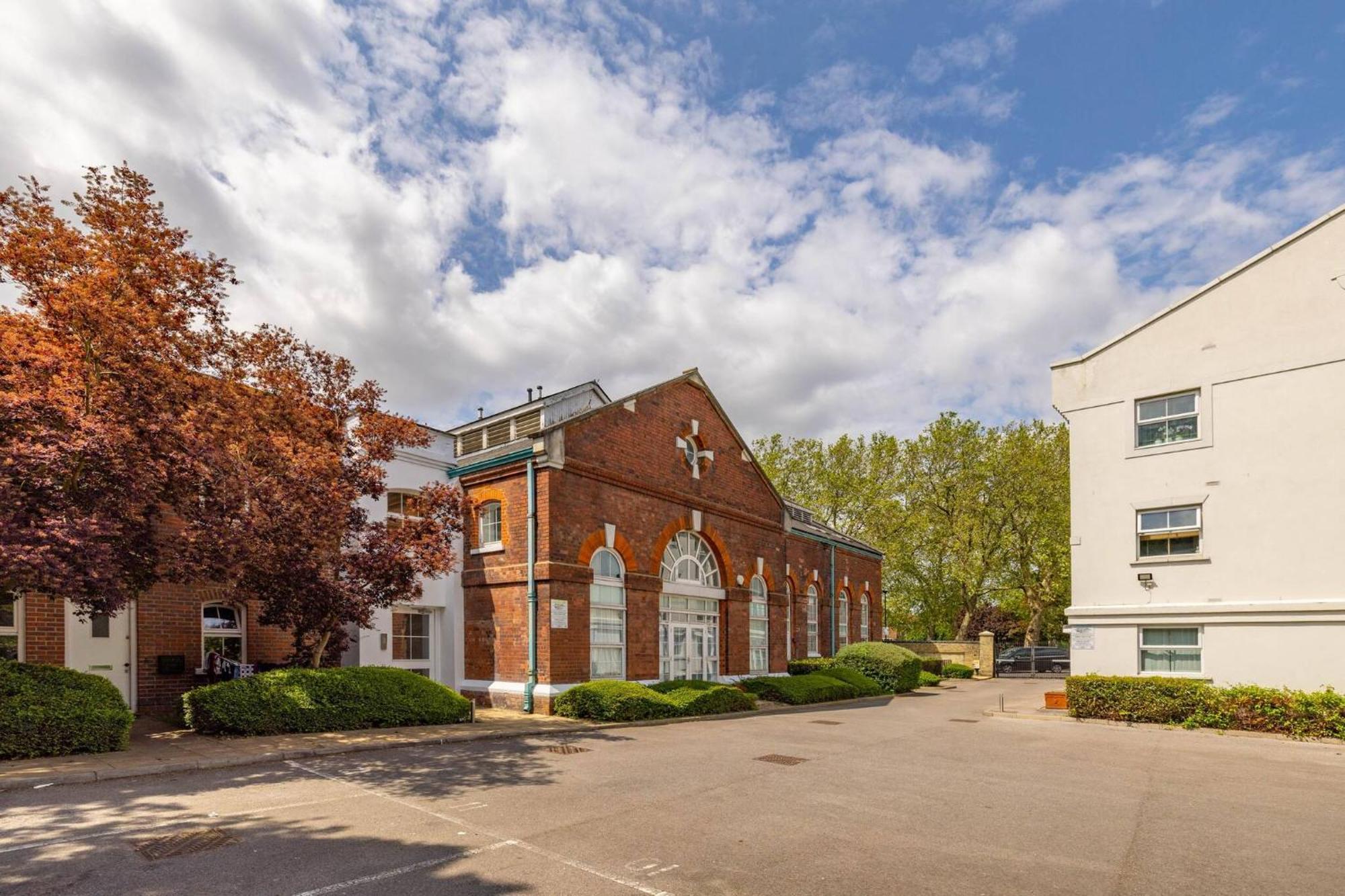 Wild Roses Serviced - Airport Apartment