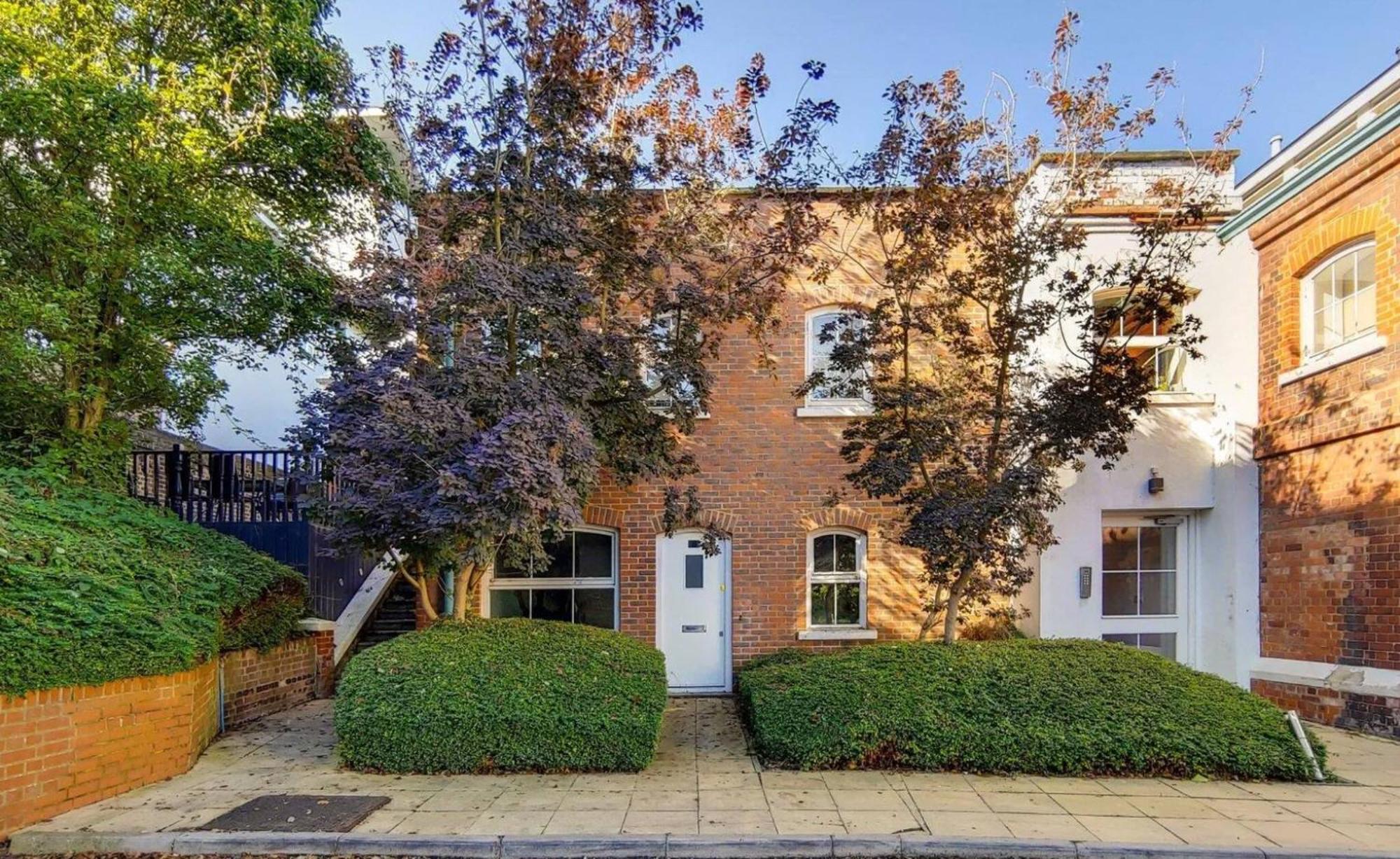 Wild Roses Serviced - Airport Apartment *