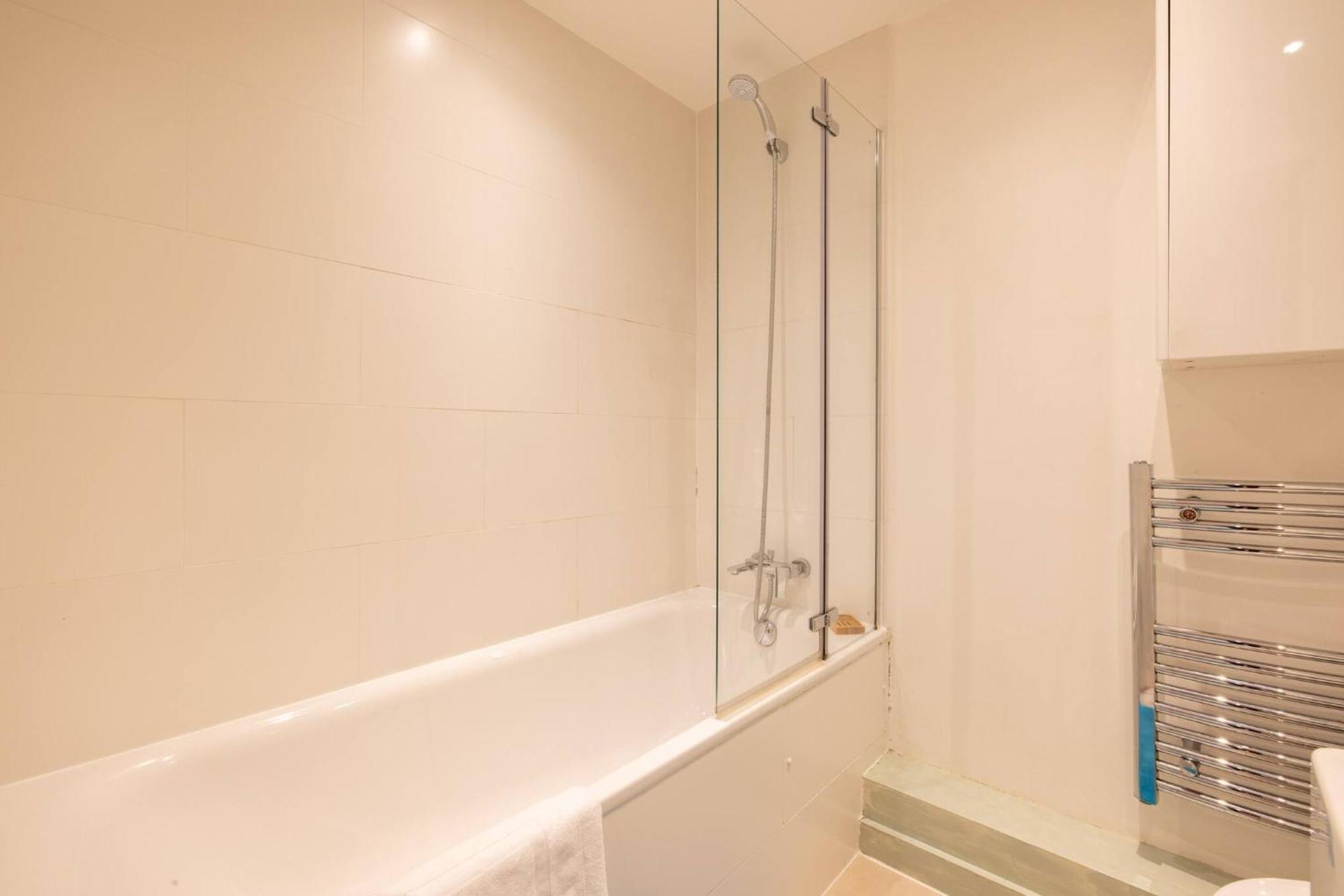 Wild Roses Serviced - Airport Apartment