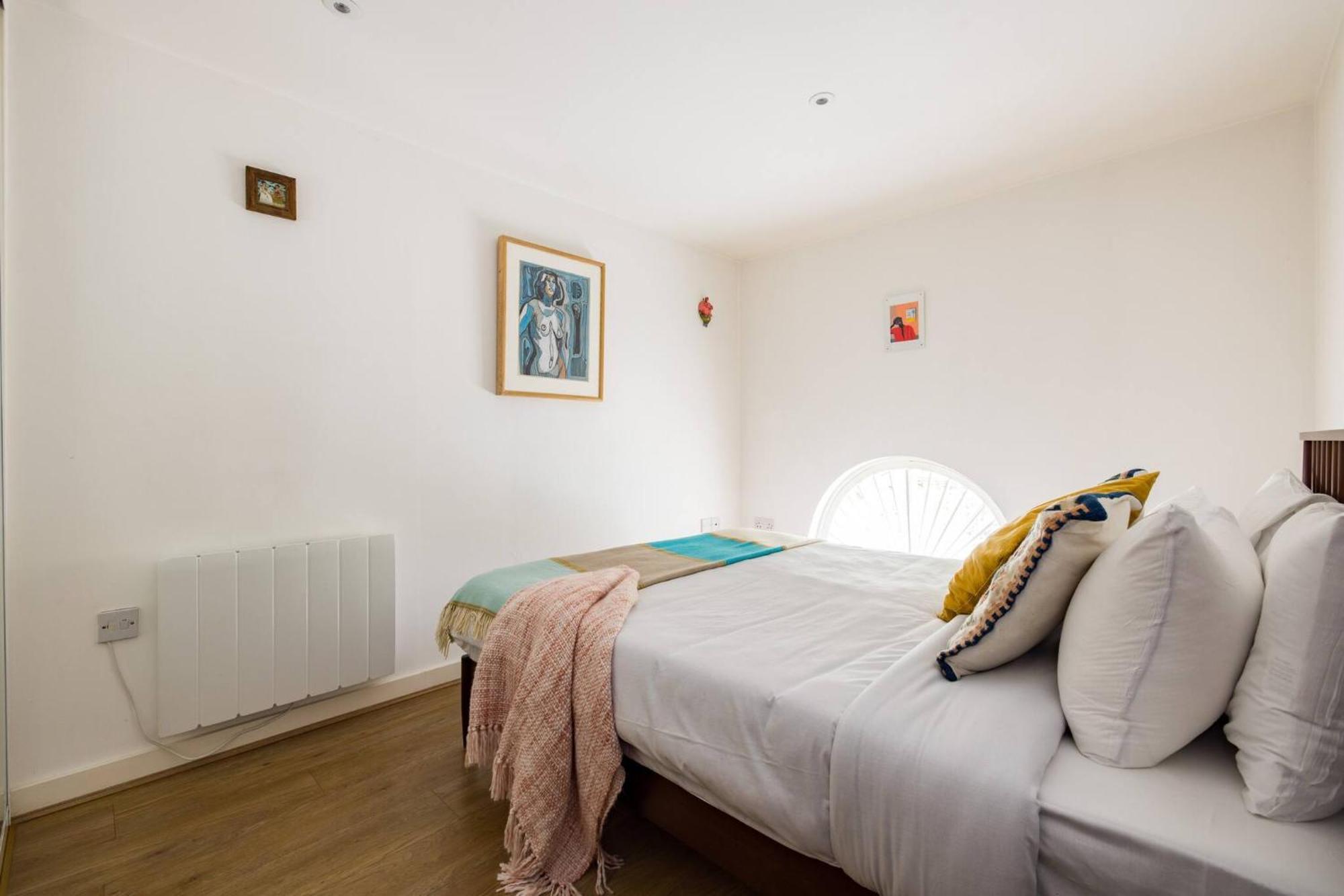 Wild Roses Serviced - Airport Apartment