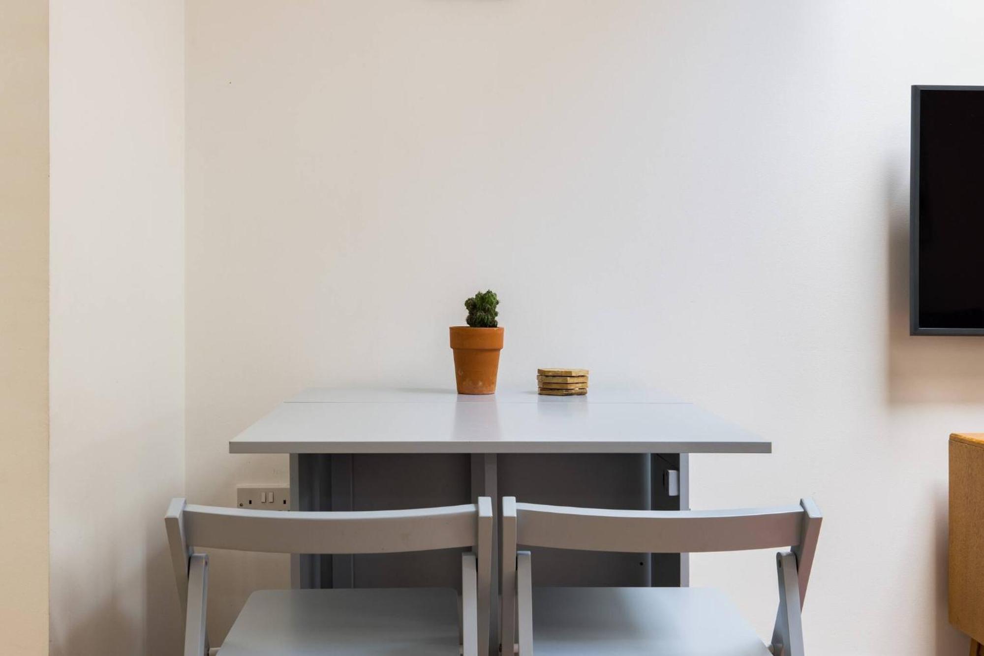 Wild Roses Serviced - Airport Apartment London