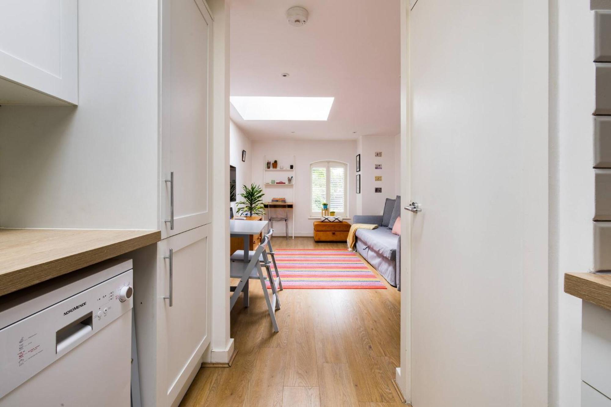 Wild Roses Serviced - Airport * London
