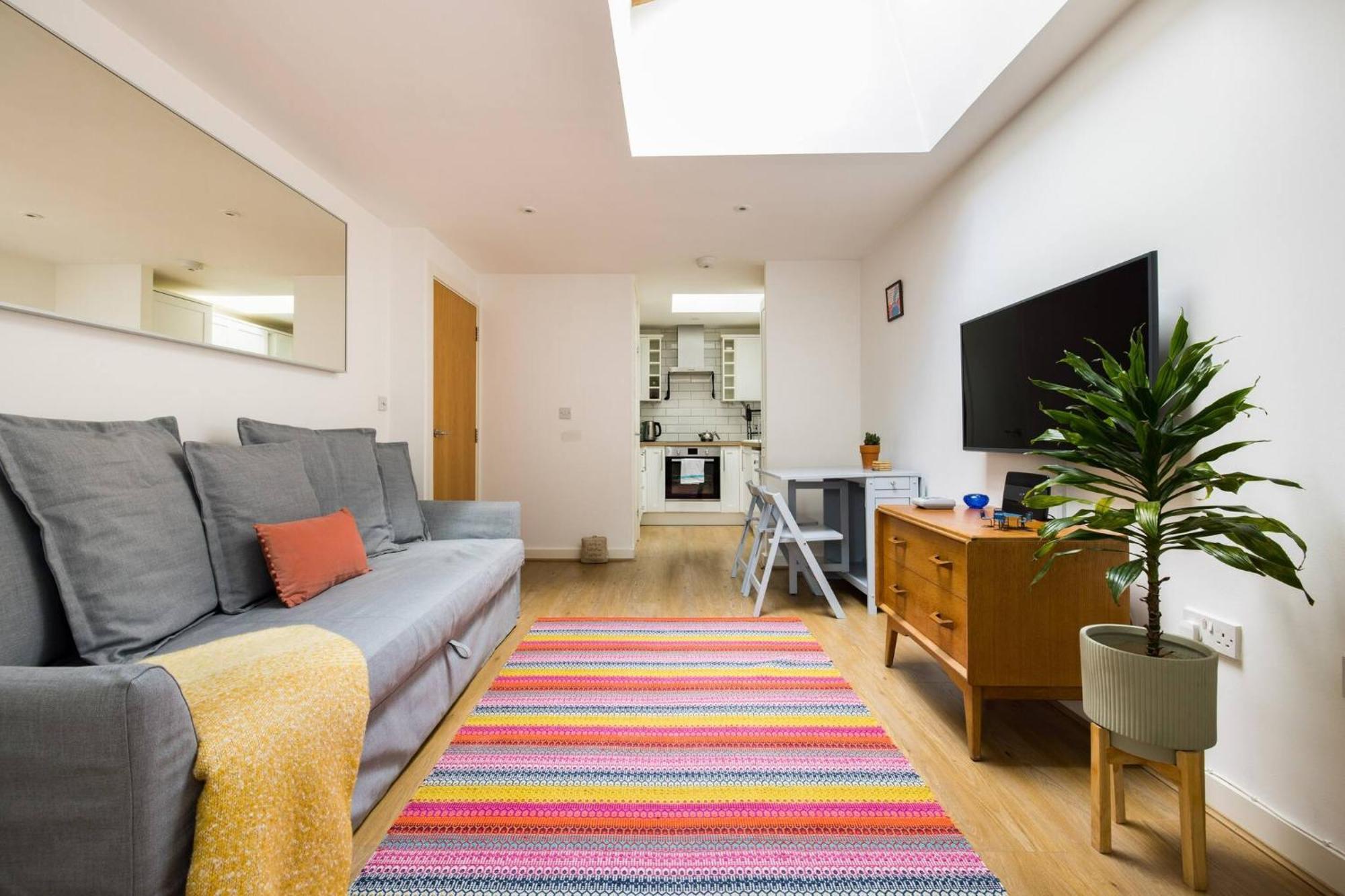 Wild Roses Serviced - Airport Apartment *