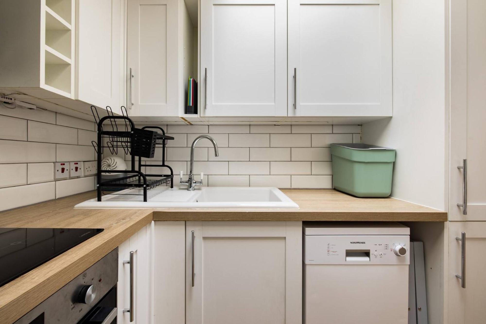 Wild Roses Serviced - Airport Apartment