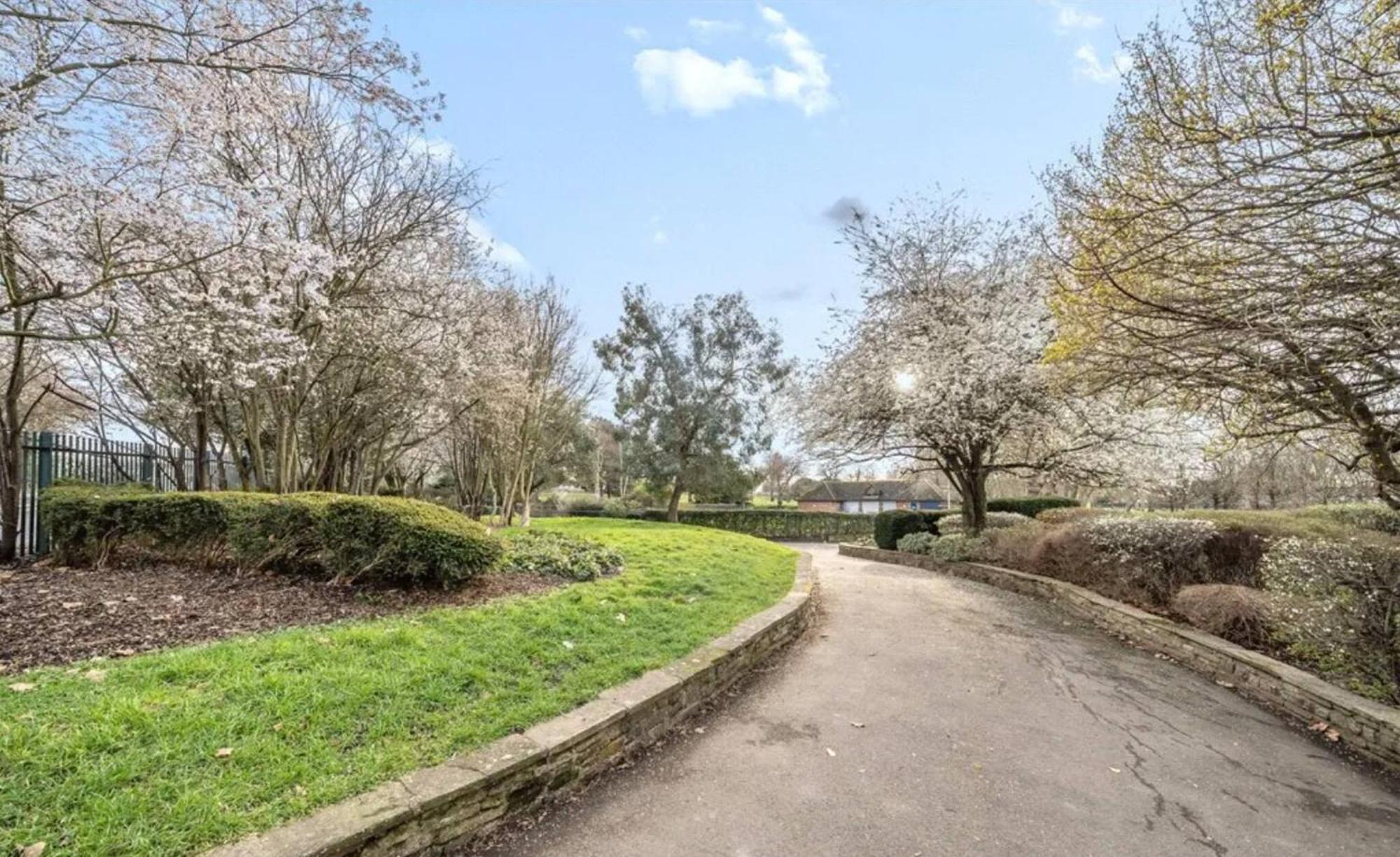 Wild Roses Serviced - Airport Apartment London