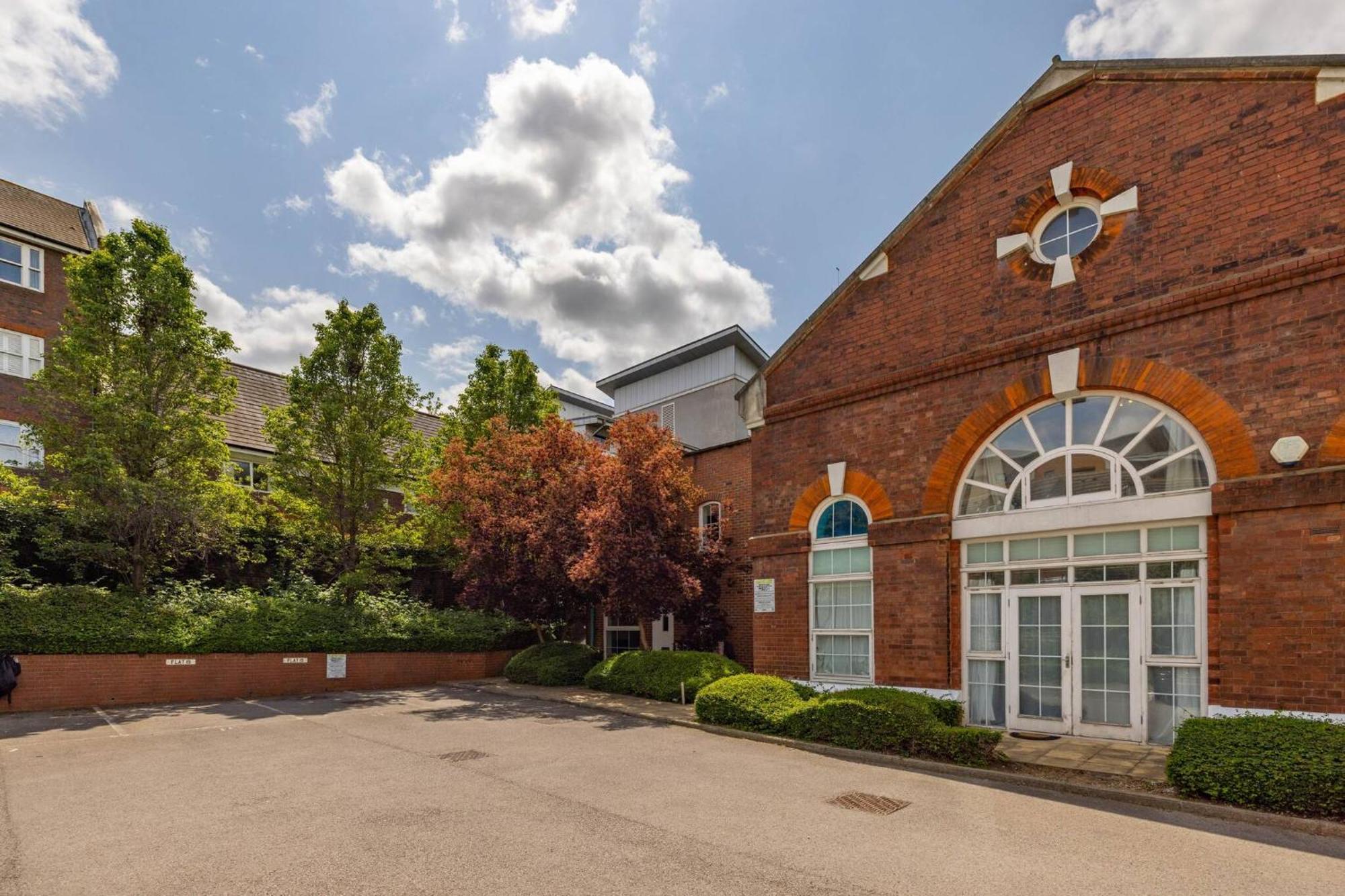 Wild Roses Serviced - Airport Apartment