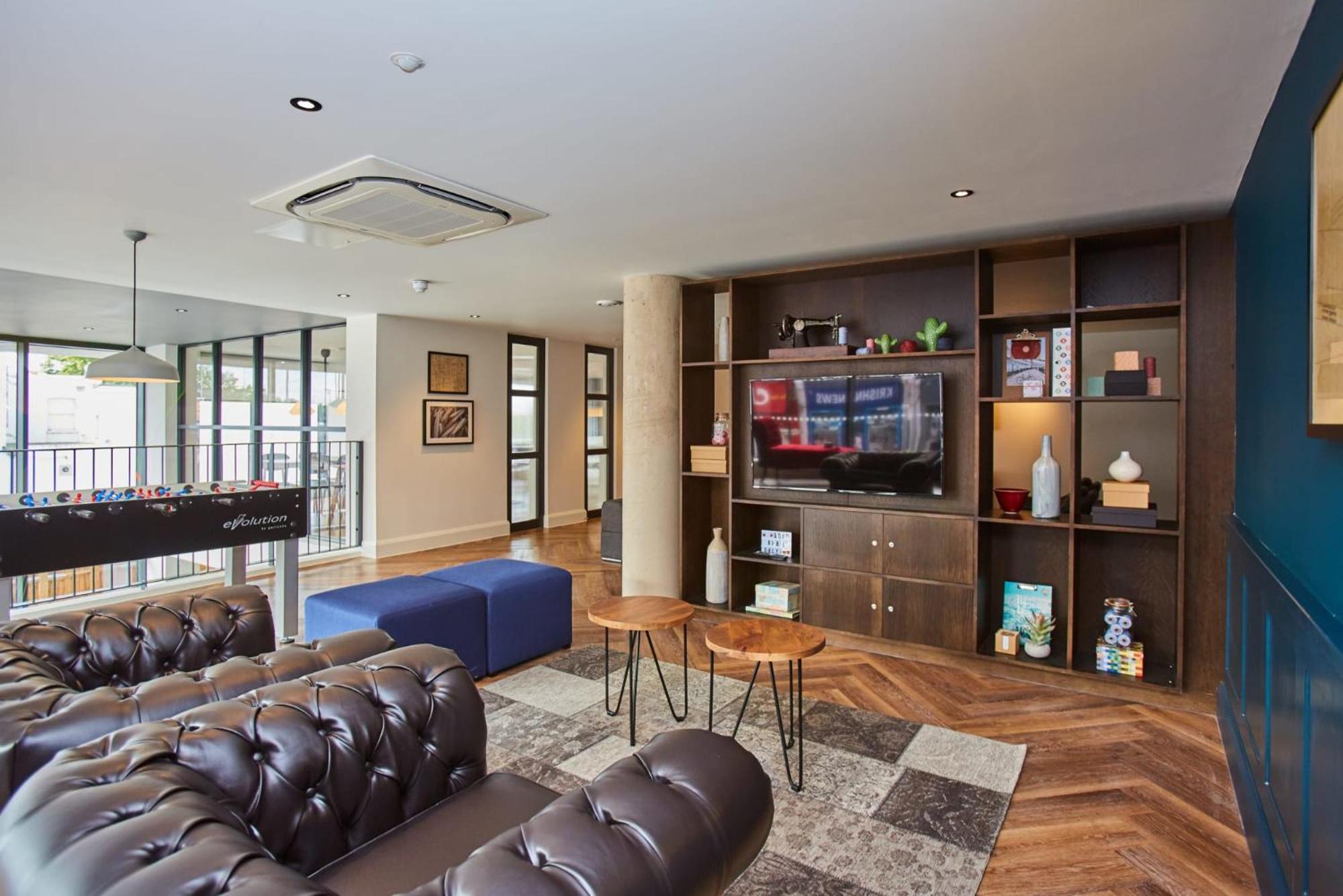 Chic Modern At Mannequin House In * Londen