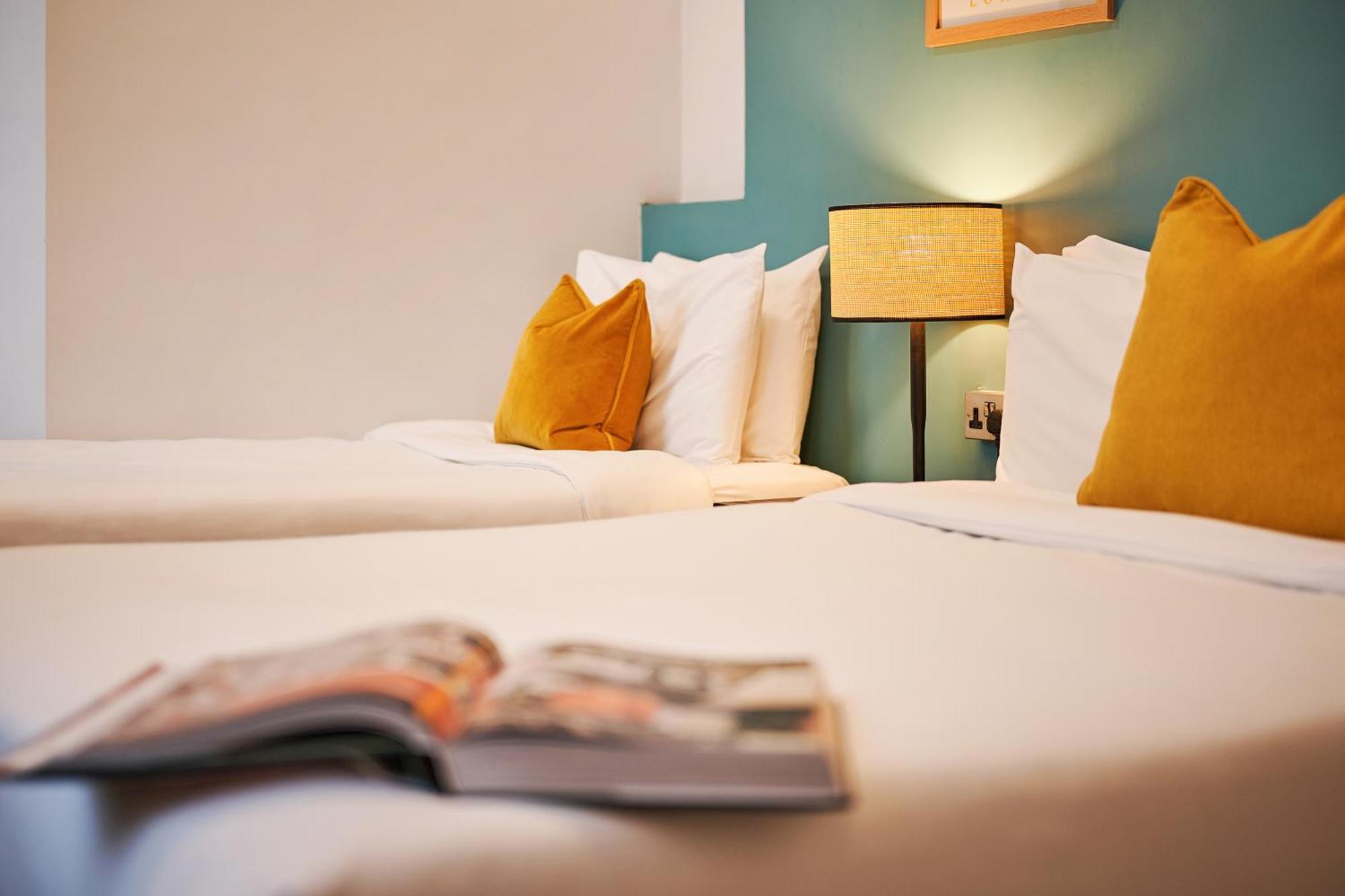 Huttons Hotel, Victoria Hotel Londen