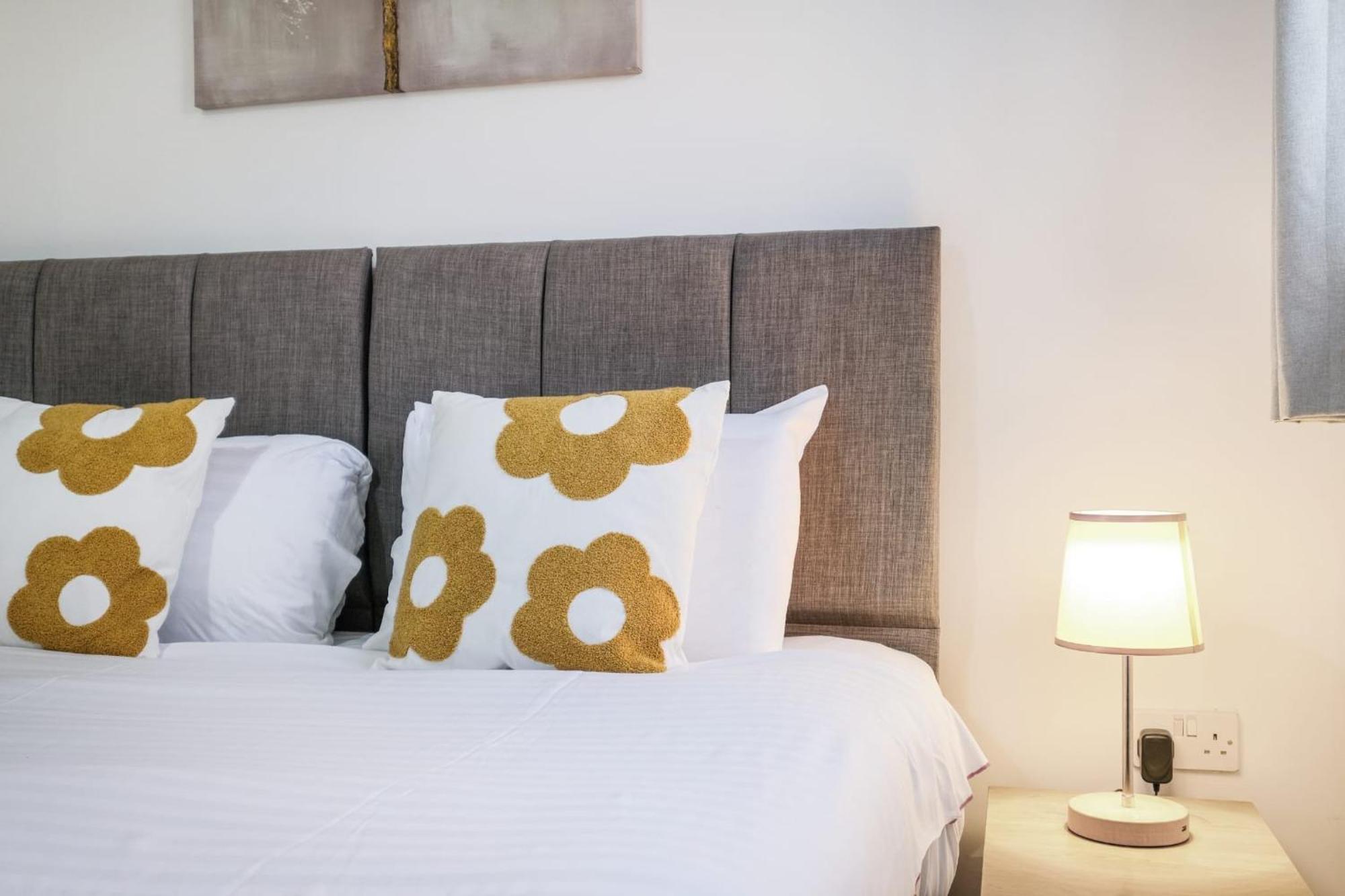Mannys - & Cozy 4bed Diamond Apartment London