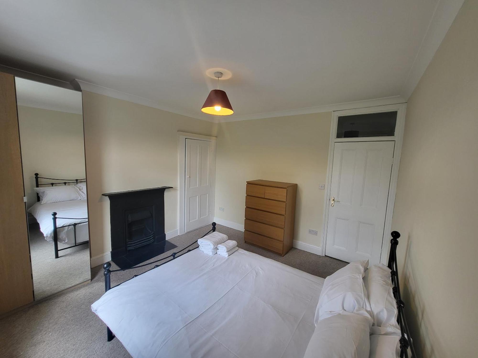 Spacious Central 5 Bedroom House By Tube Station Londen