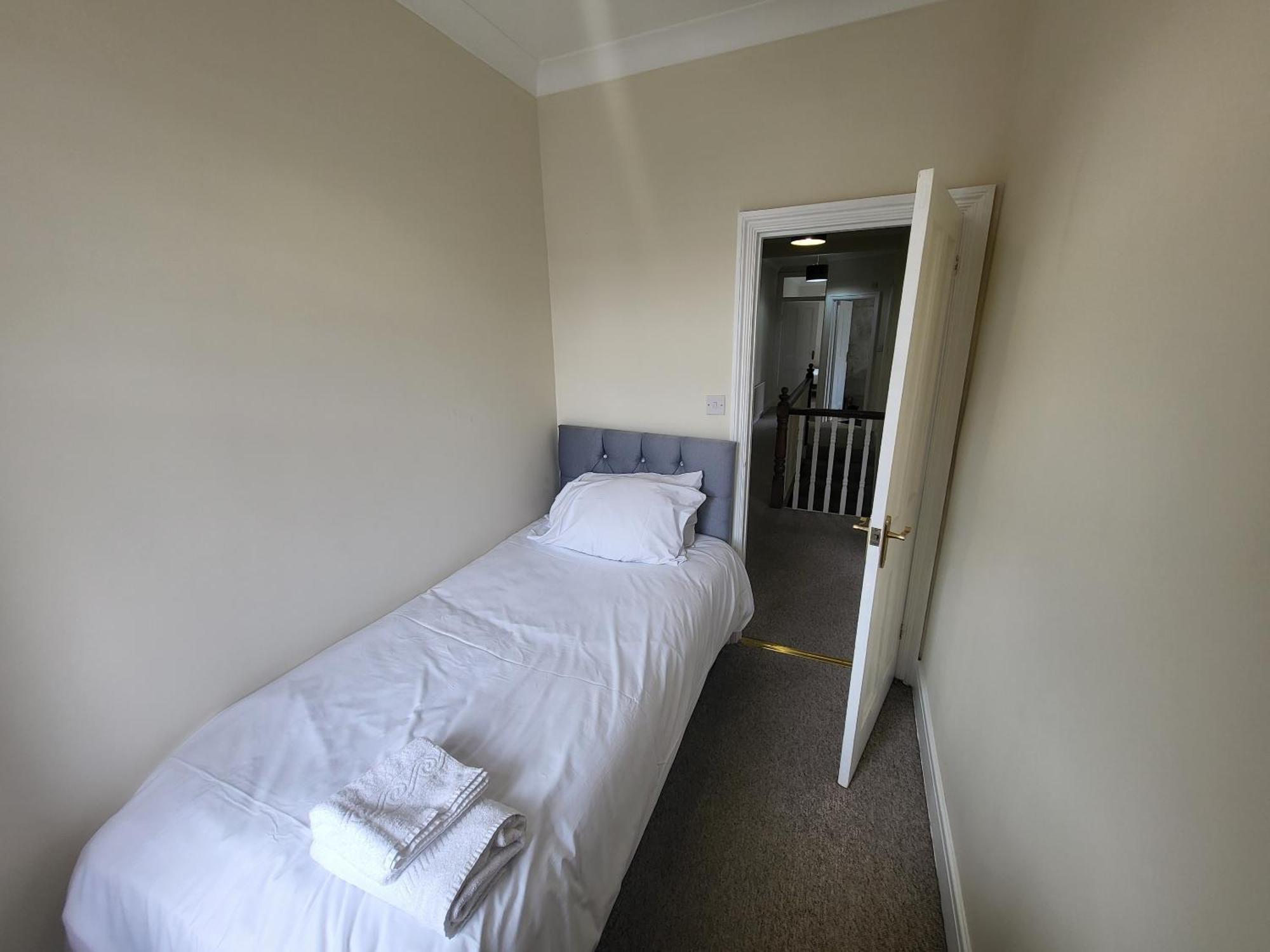 Spacious Central 5 Bedroom House By Tube Station * Londen
