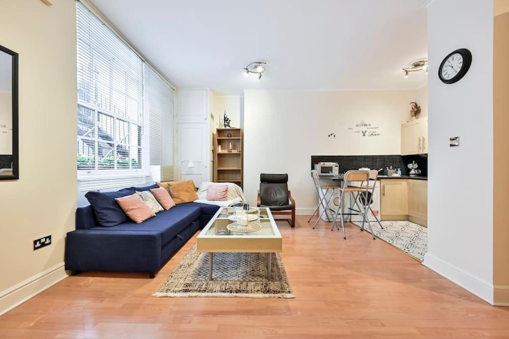 The Perfect Queensway Apartment *