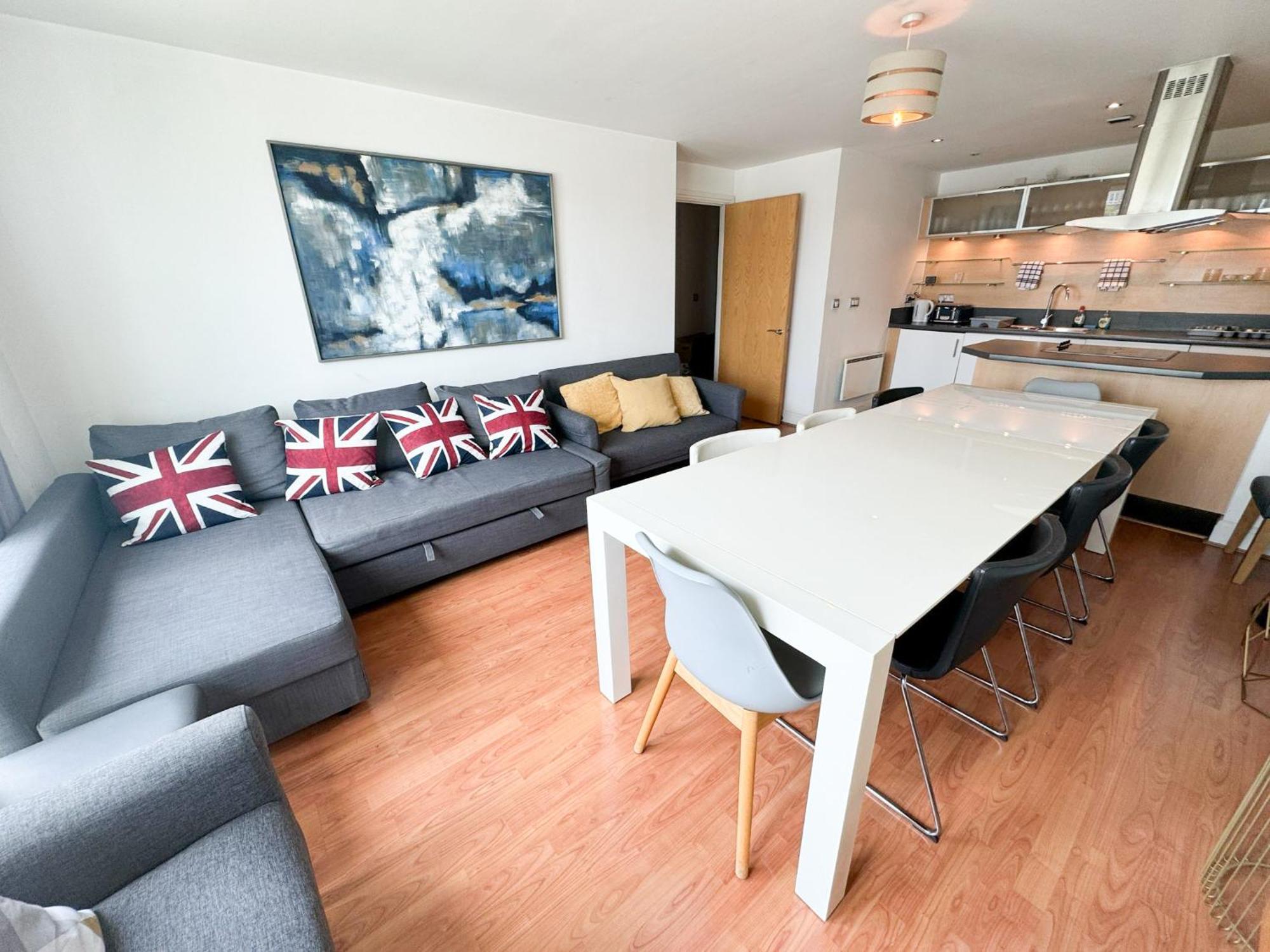 Clapham Court Penthouse Apartment *