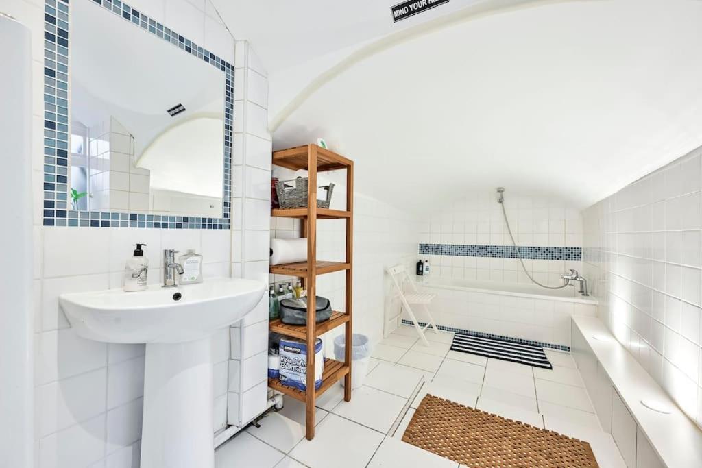 The Perfect Queensway Apartment *