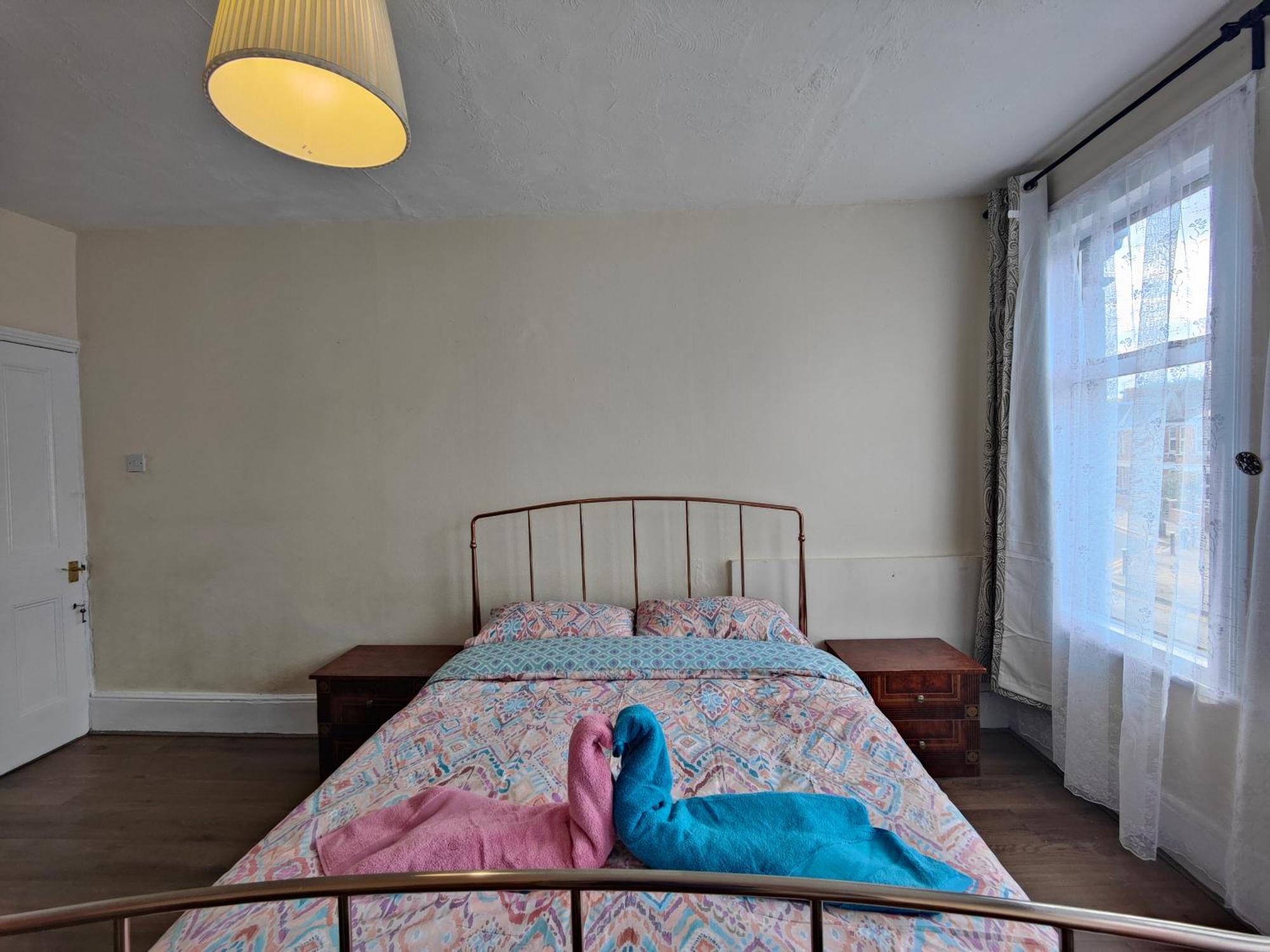 Elegant King Bed Get Away Guest house London