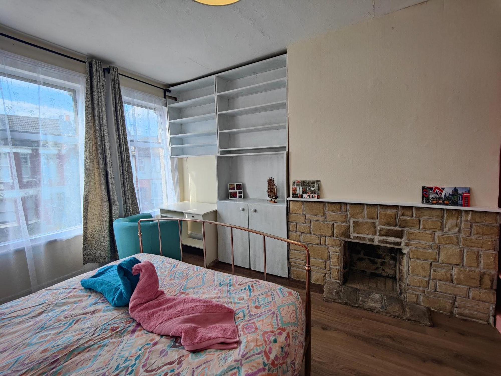 Elegant King Bed Get Away Guest house London