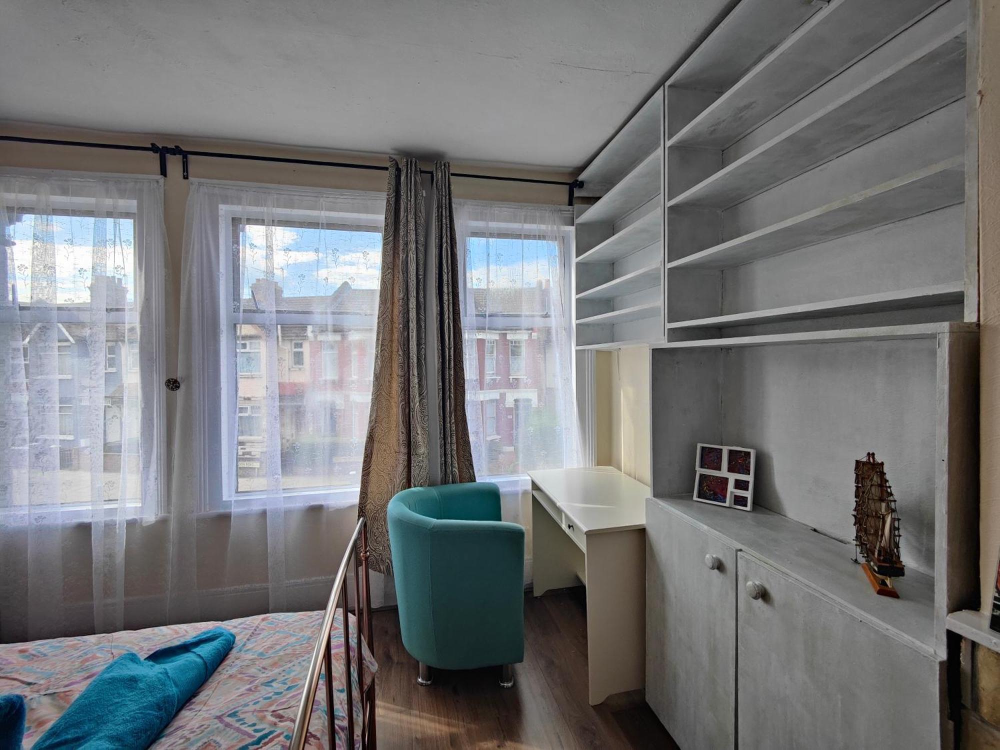Elegant King Bed Get Away Guest house London