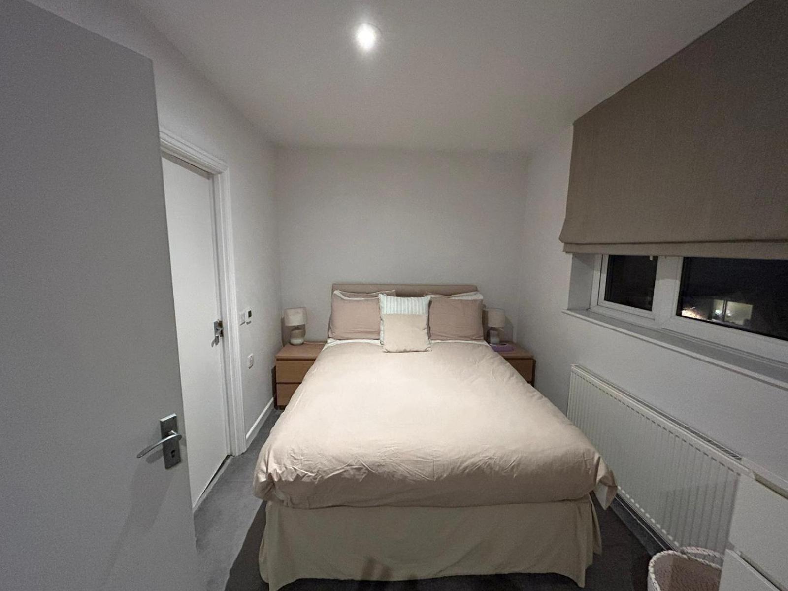 Woodsford Sq - Private Parking Apartment