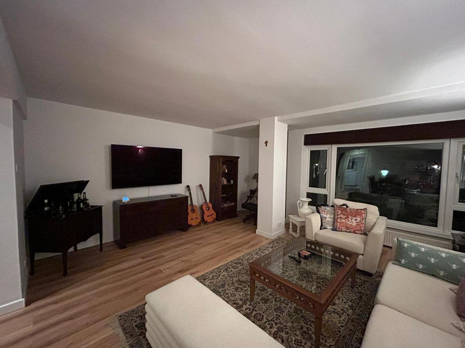 Woodsford Sq - Private Parking Apartment