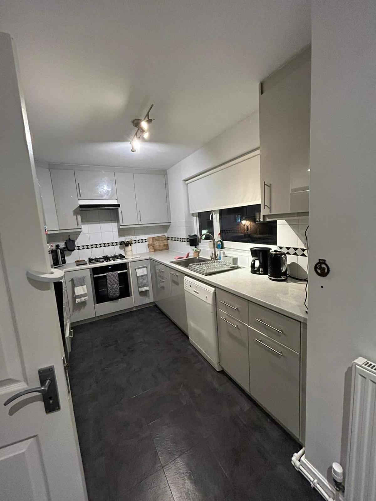 Woodsford Sq - Private Parking * London