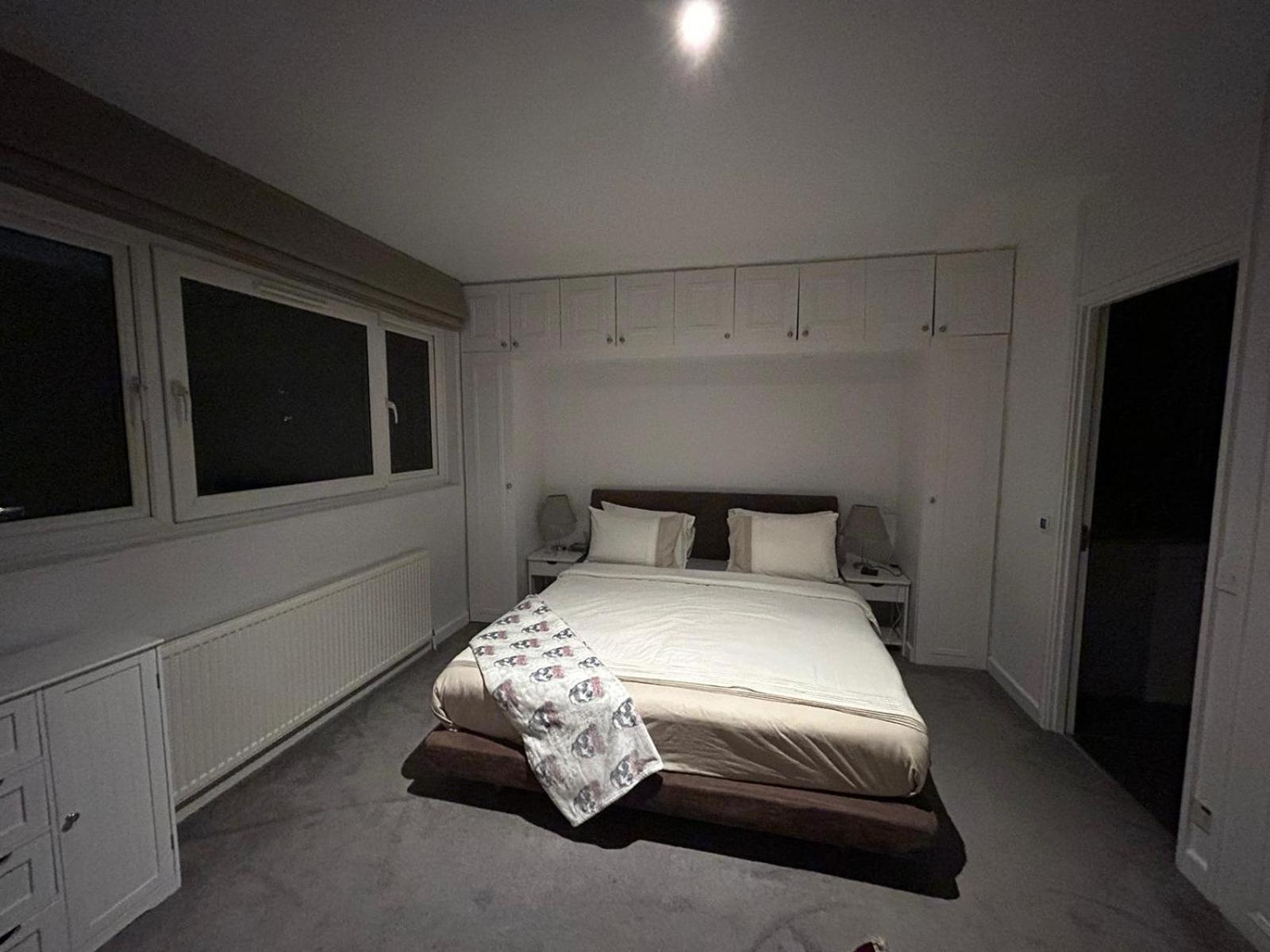 Apartment Woodsford Sq - Private Parking