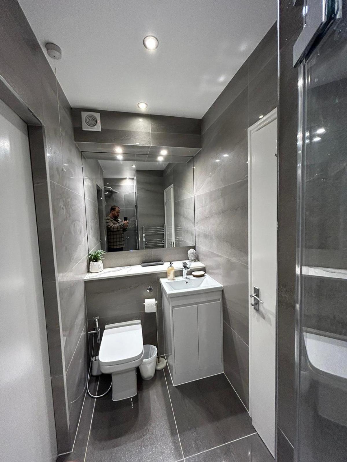 Woodsford Sq - Private Parking Apartment London