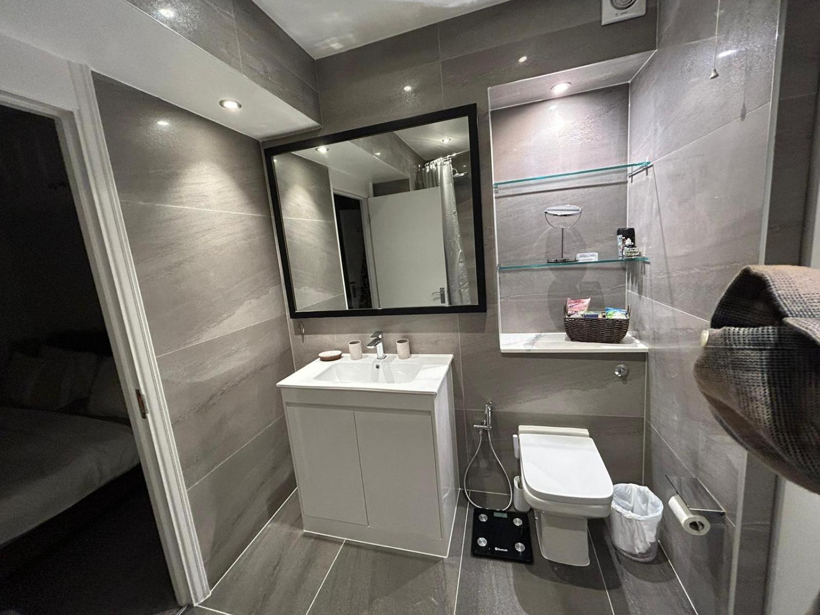 Woodsford Sq - Private Parking Apartment London