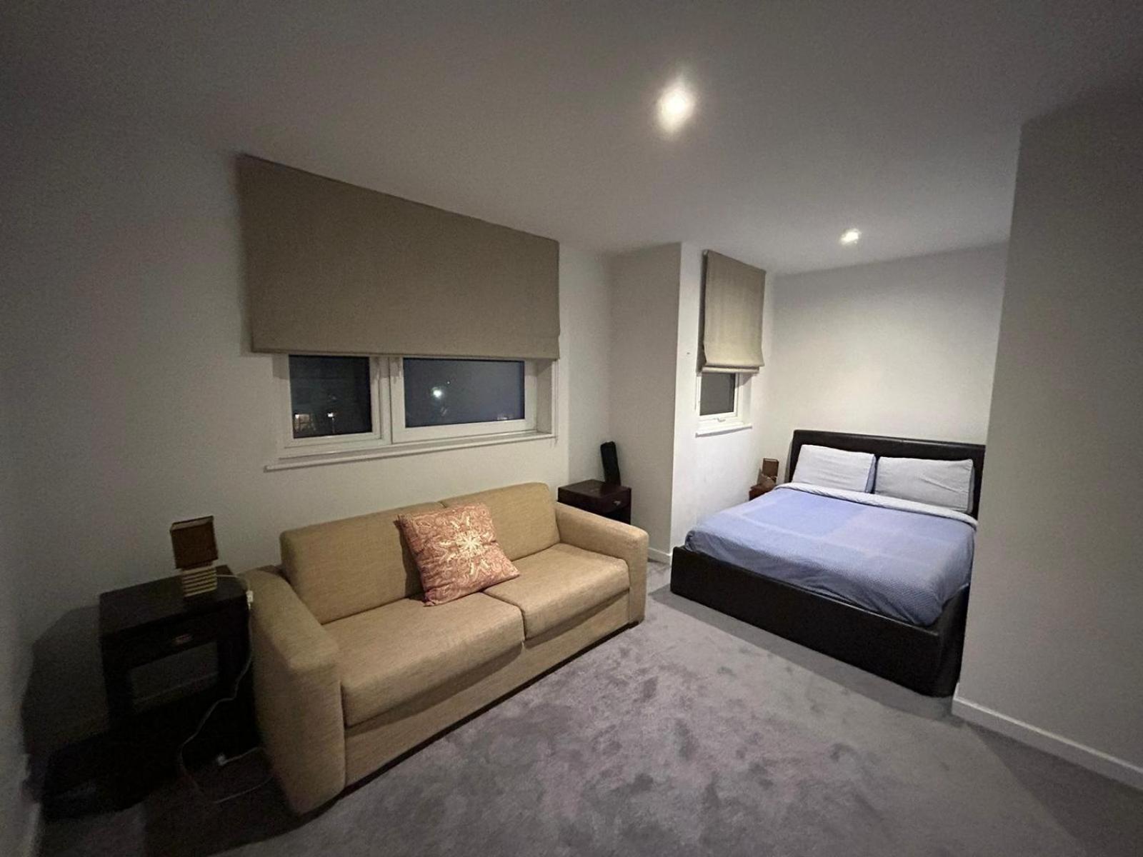 Woodsford Sq - Private Parking Apartment London