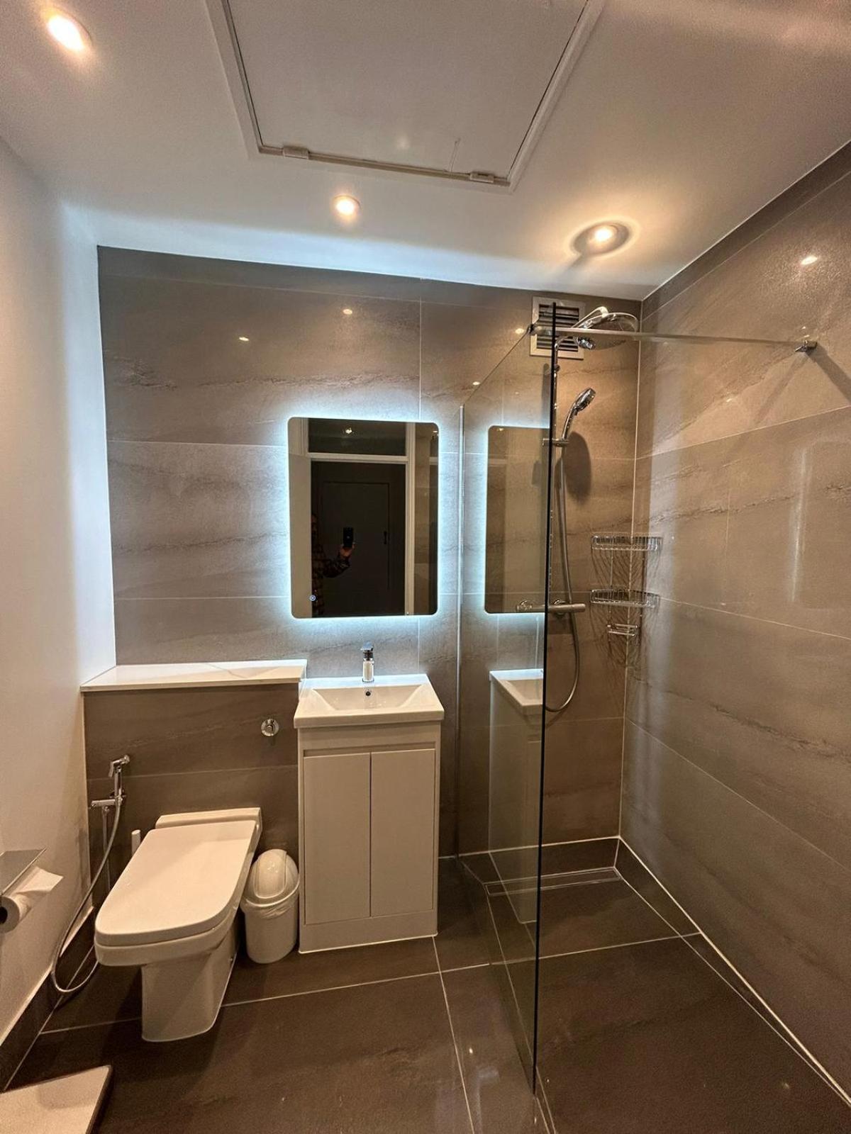 Apartment Woodsford Sq - Private Parking London