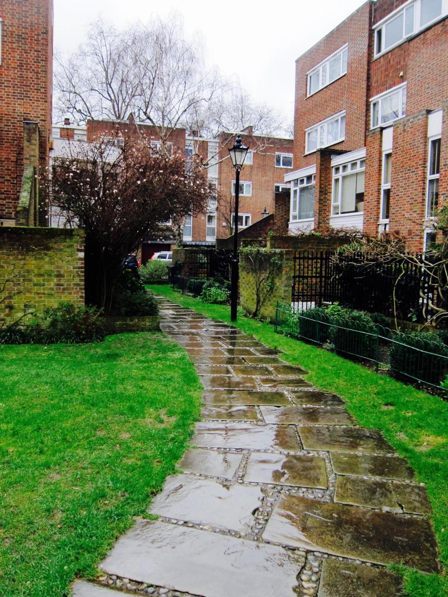 Woodsford Sq - Private Parking Apartment London